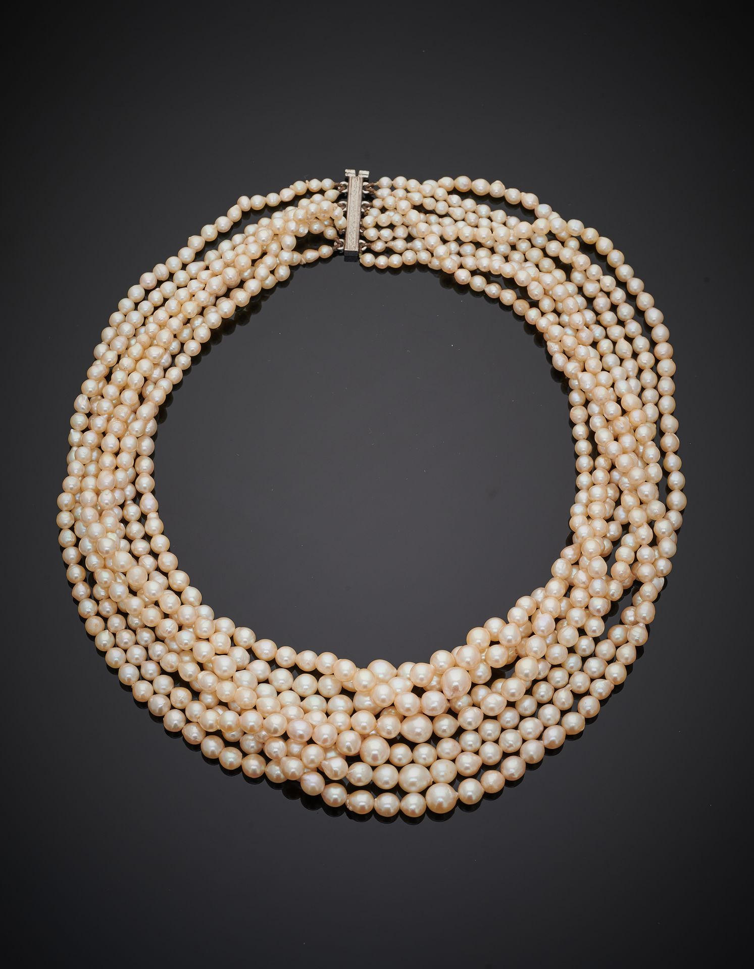 Null 由八串巴洛克风格的淡水养殖珍珠组成的 "帷幕 "项链，呈滴状。银扣（800‰）。 
珍珠直径：3至7.1毫米，长度：41.5厘米。