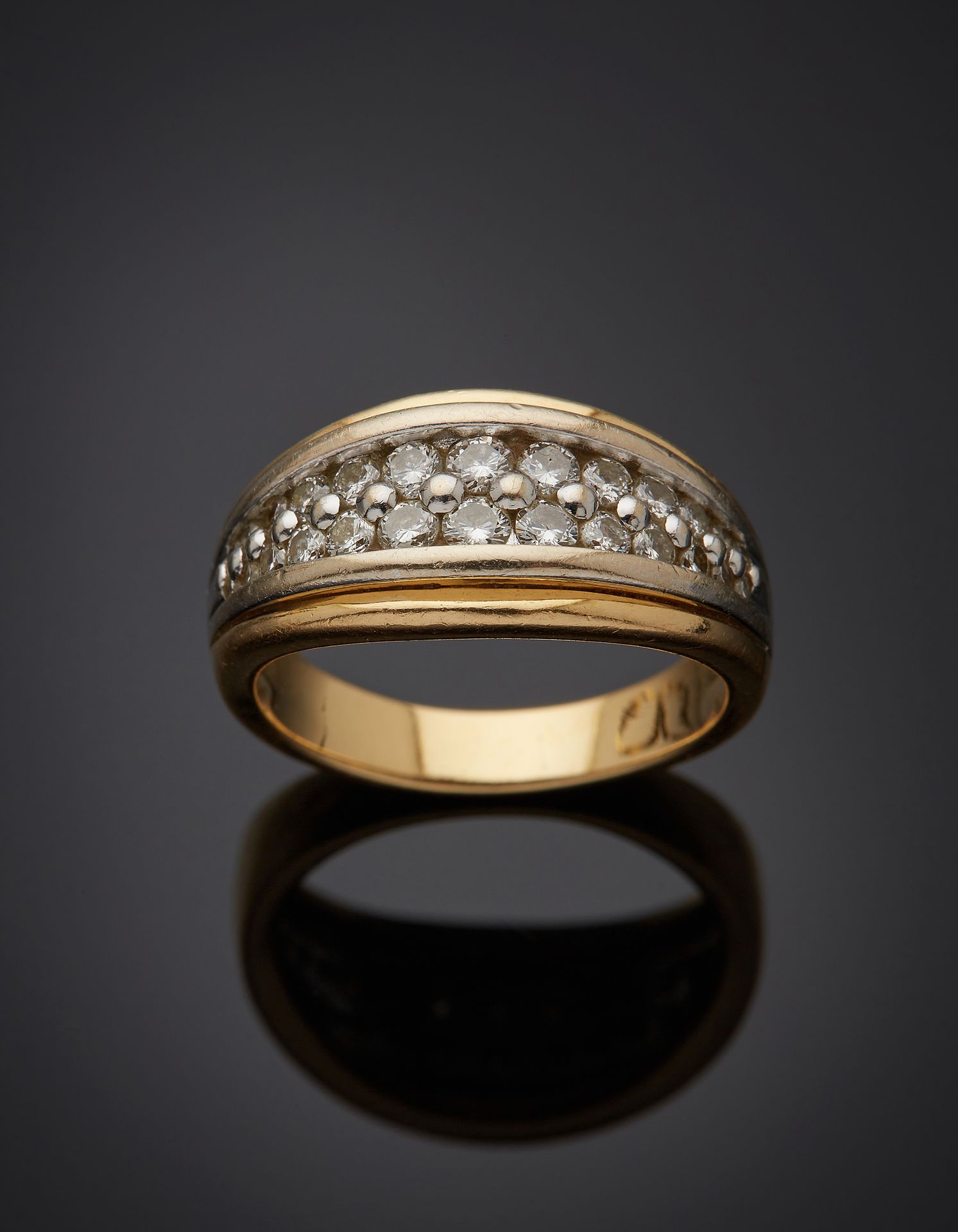 Null 黄白金(750‰)Godronné戒指，镶有两颗排列整齐的明亮式切割钻石。
指头：57。毛重：8.7克。