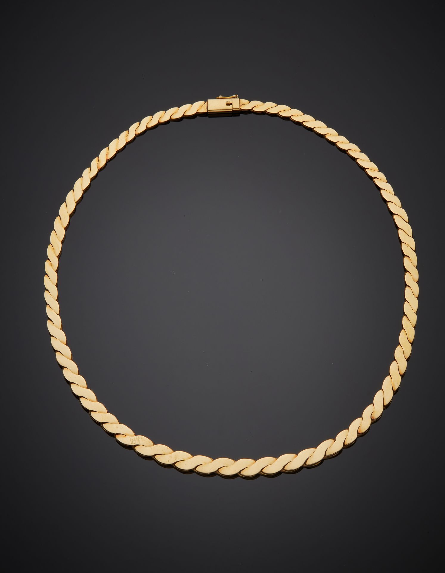Null Yellow gold (750‰) necklace with braided mesh. 
Length : 42 cm. Weight : 49&hellip;