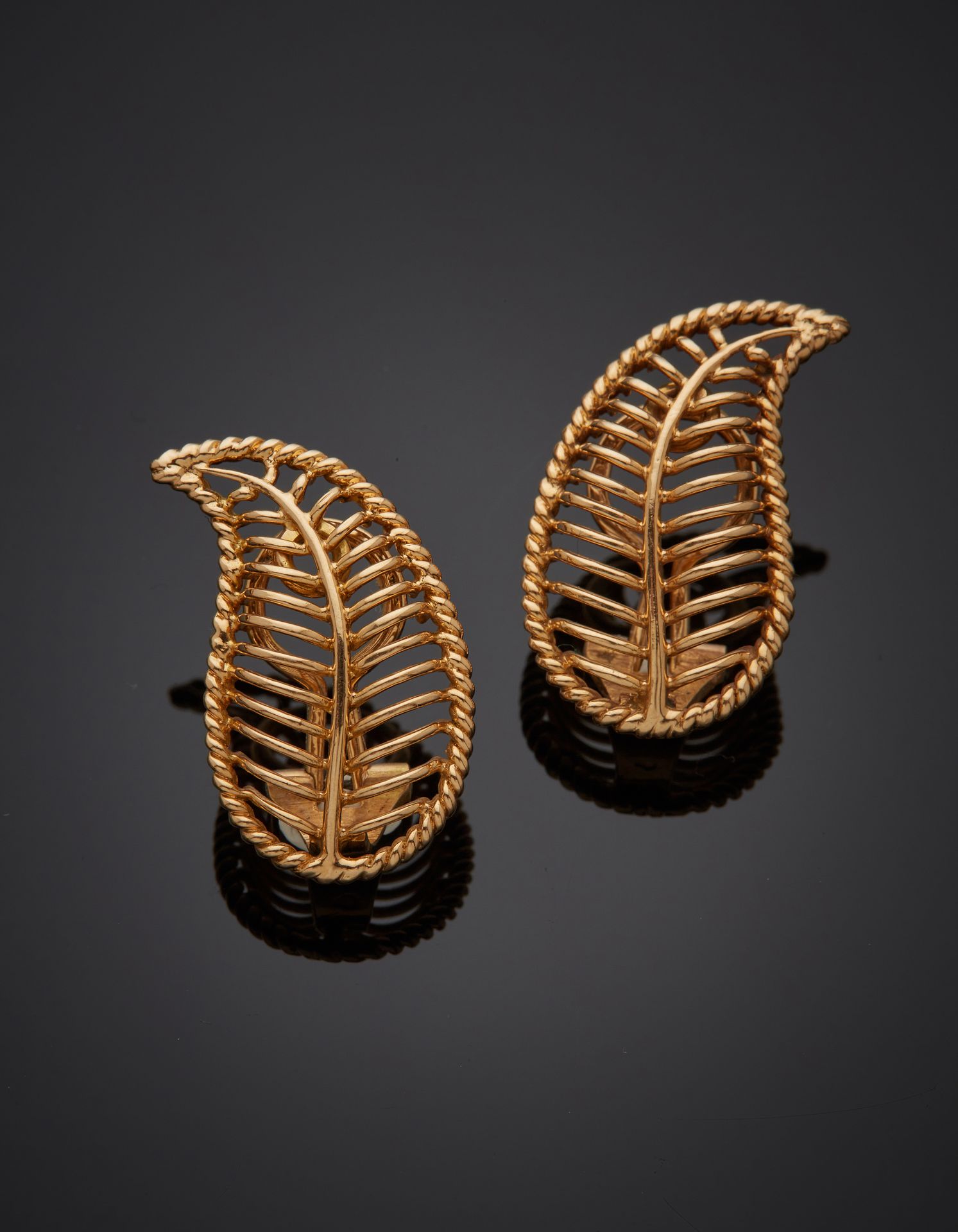 Null Pair of EAR CLIPS "leaves" in yellow gold wire (750‰) openwork, twisted. 
F&hellip;