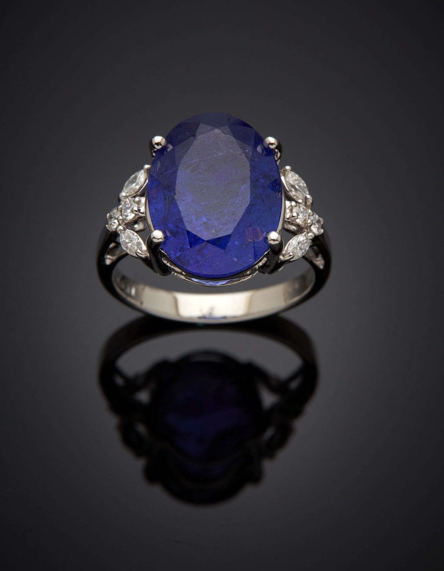 Null . WHITE GOLD RING (750‰) set with a tanzanite weighing 9.26 carats, oval in&hellip;