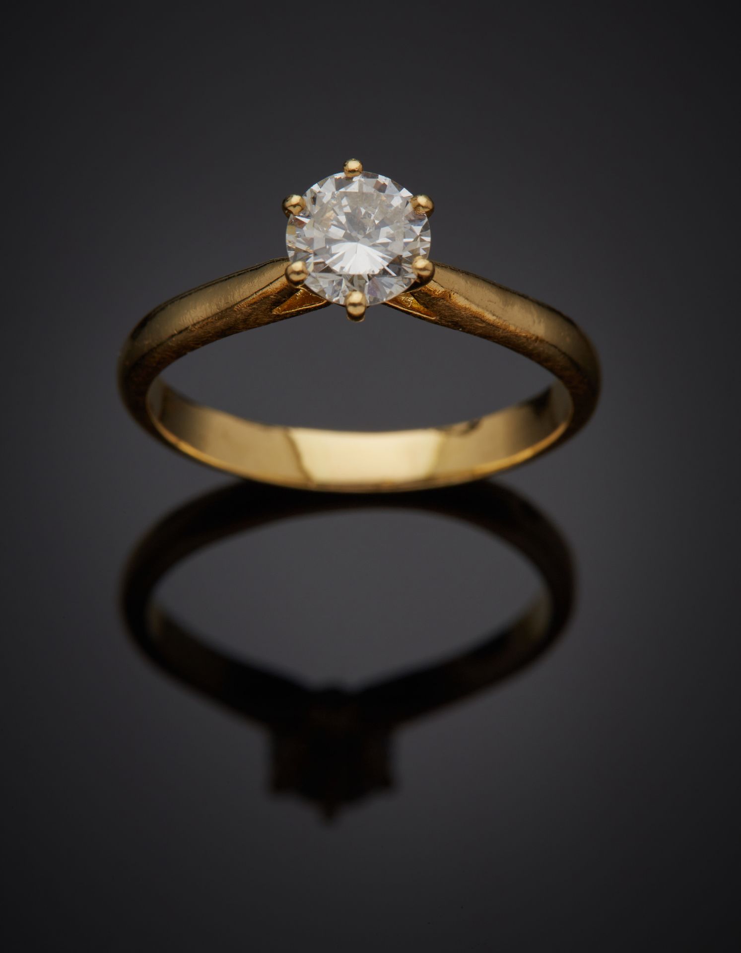 Null BAGUE " solitaire " en or jaune (750‰) serti d'un diamant taille brillant. &hellip;