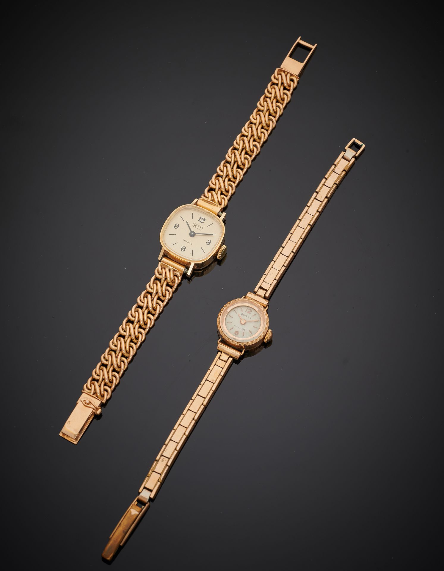 Null 两个黄金(750‰)女式手表手镯，一个是圆形，一个是枕形。一个黄金（750‰）手镯，另一个为鎏金金属。佩戴。
机械机芯。法国作品。
口径：20和17毫&hellip;