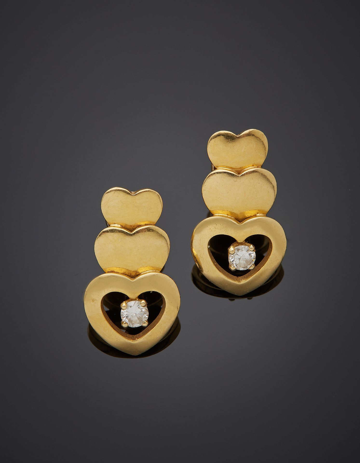 Null 一对黄金（750‰）镂空 "三心 "耳环，镶有明亮型切割钻石。 
法国作品。 
长度：2.6厘米。毛重：12.7克。