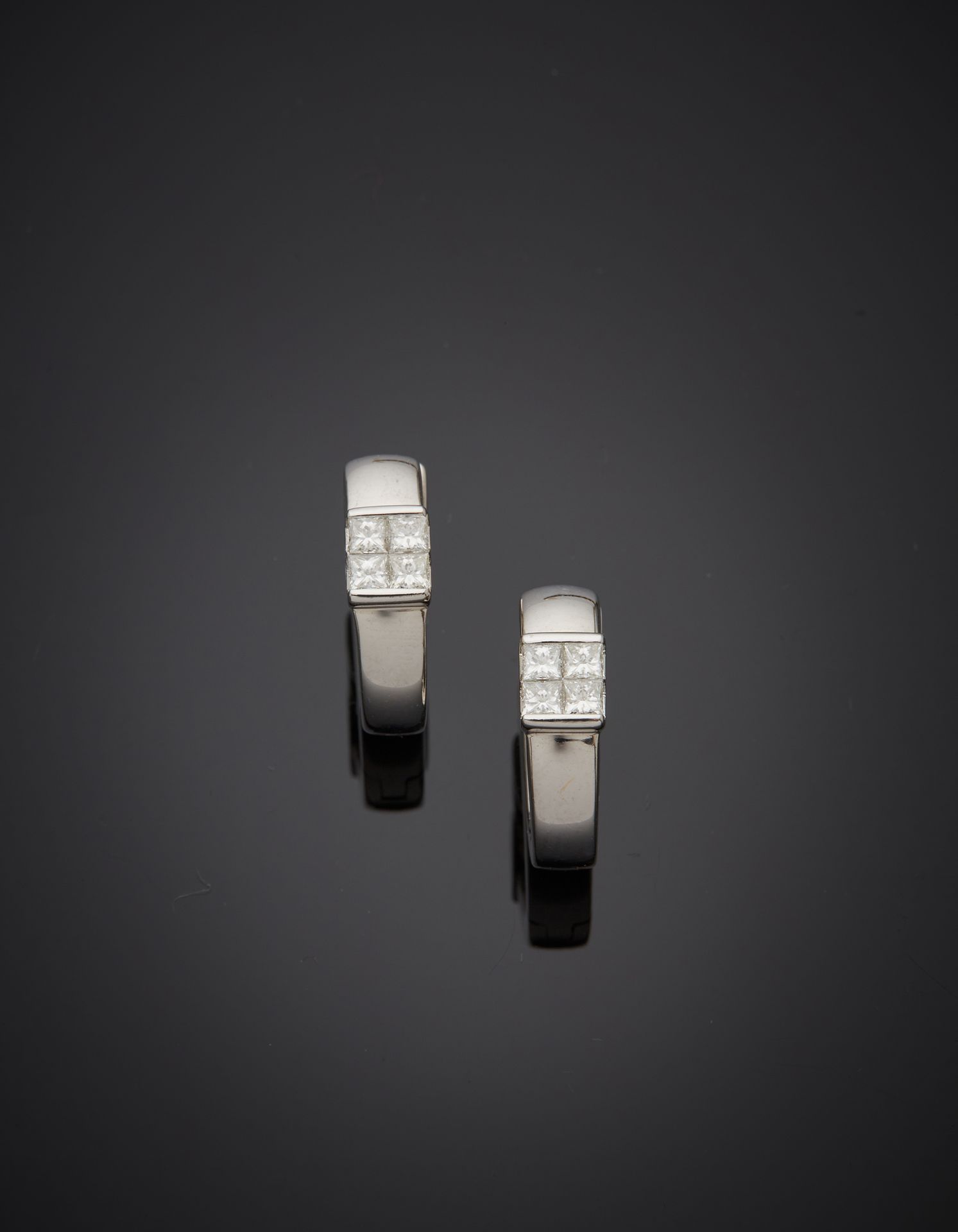 Null 一对白金（750‰）"克里奥尔 "耳环，每只耳环都镶嵌有四颗公主式切割的钻石，形成一个方形。 
长度：1.5厘米。宽度：0.4厘米。毛重：6克。