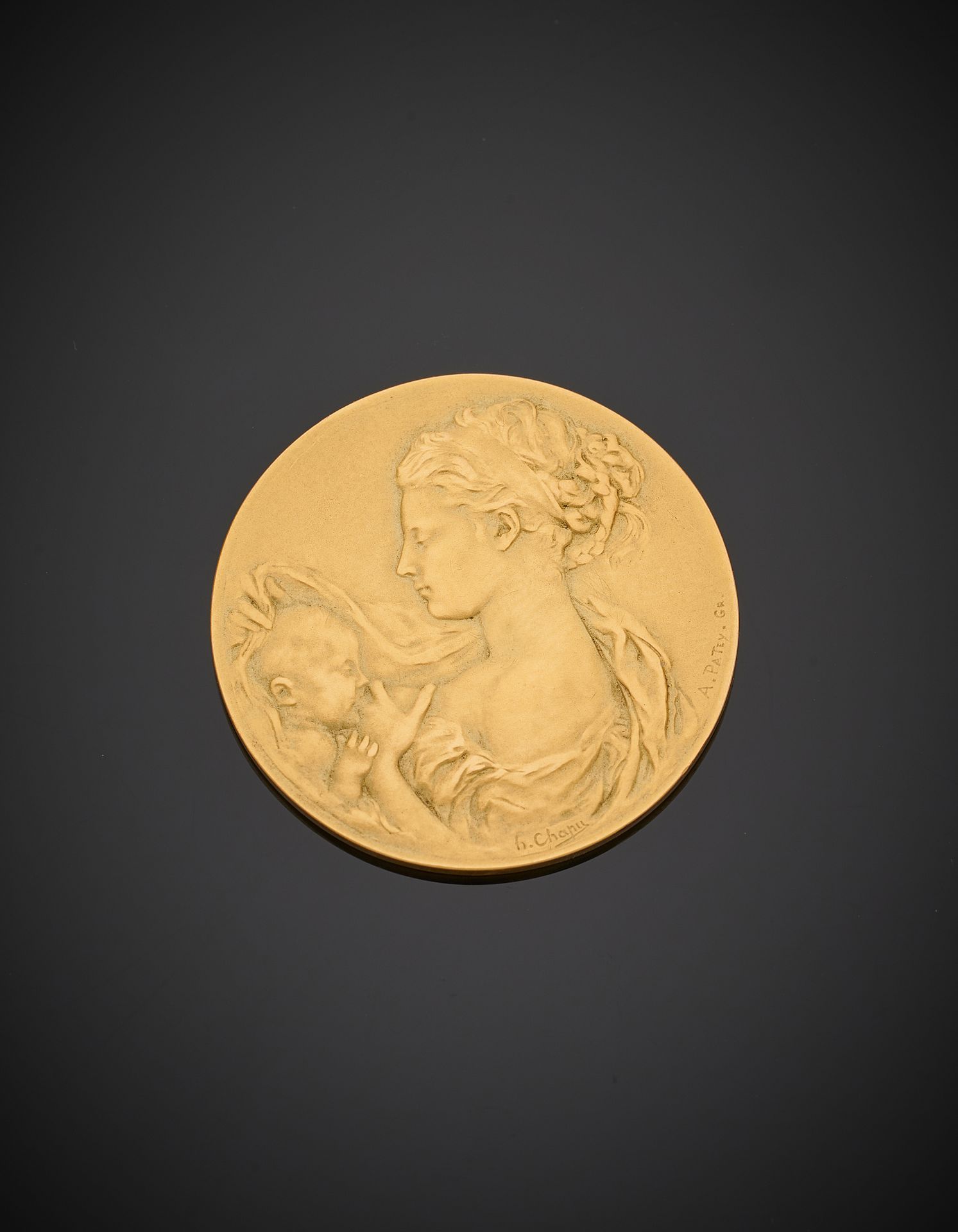 Null MEDAL in yellow gold (750‰) representing a maternity ward, engraved with th&hellip;