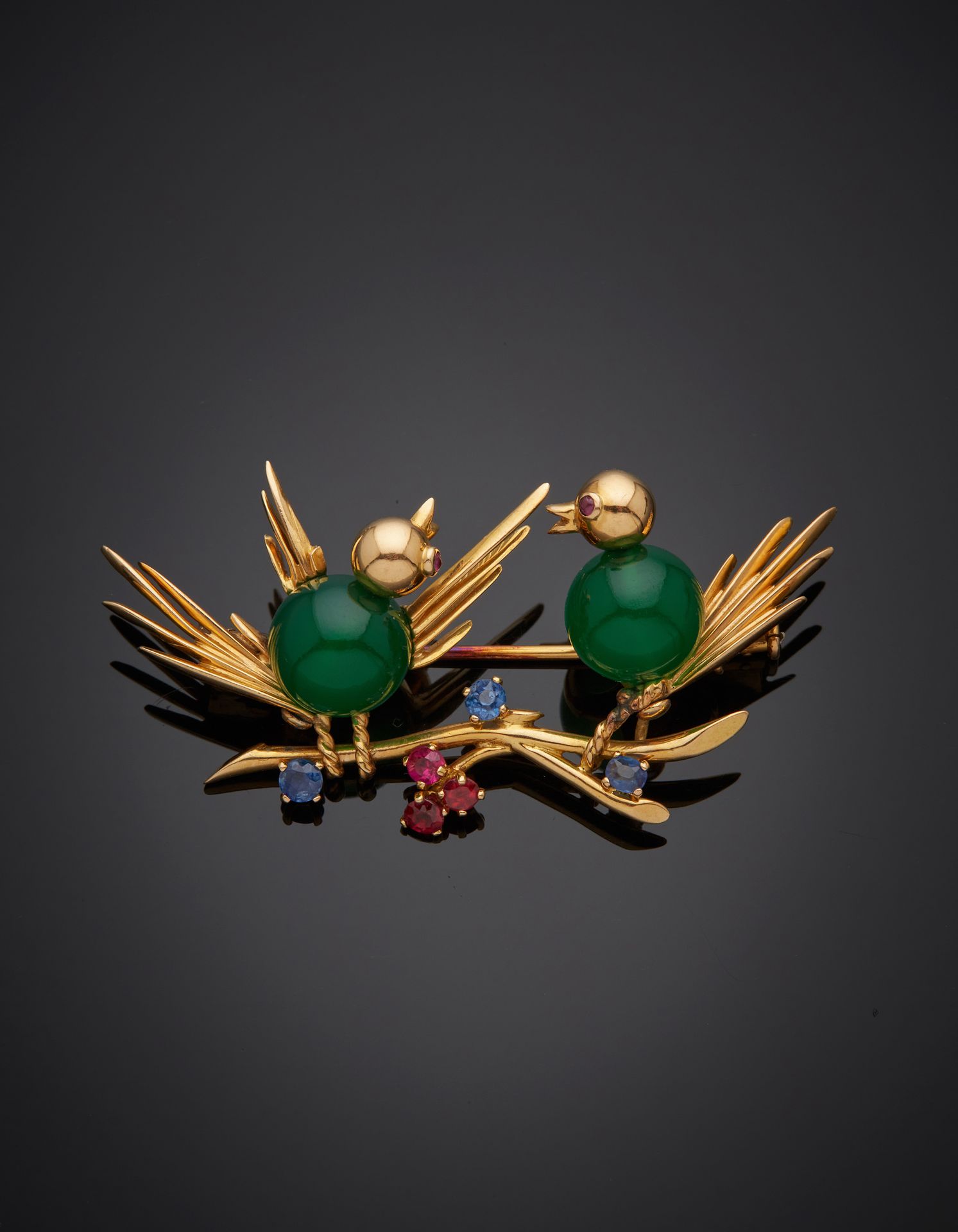 Null 黄金（750‰）镂空 "一对不可分离的鸟儿在他们的树枝上 "的胸针，镶嵌着红宝石、蓝宝石，主体装饰着一颗绿玉髓珍珠。 
胸针上有氧化的痕迹。
法国作品&hellip;