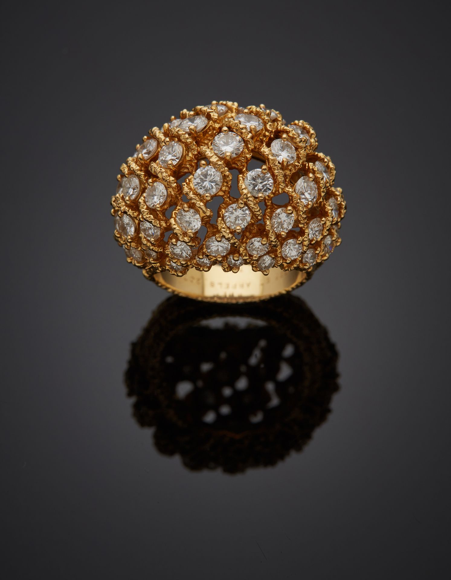 Null 梵克雅宝 
黄金（750‰）镂空、圆顶和全羊脂化 "球 "戒指，镶嵌57颗明亮型切割钻石。
法国作品。
签名为VAN CLEEF & ARPELS，有&hellip;
