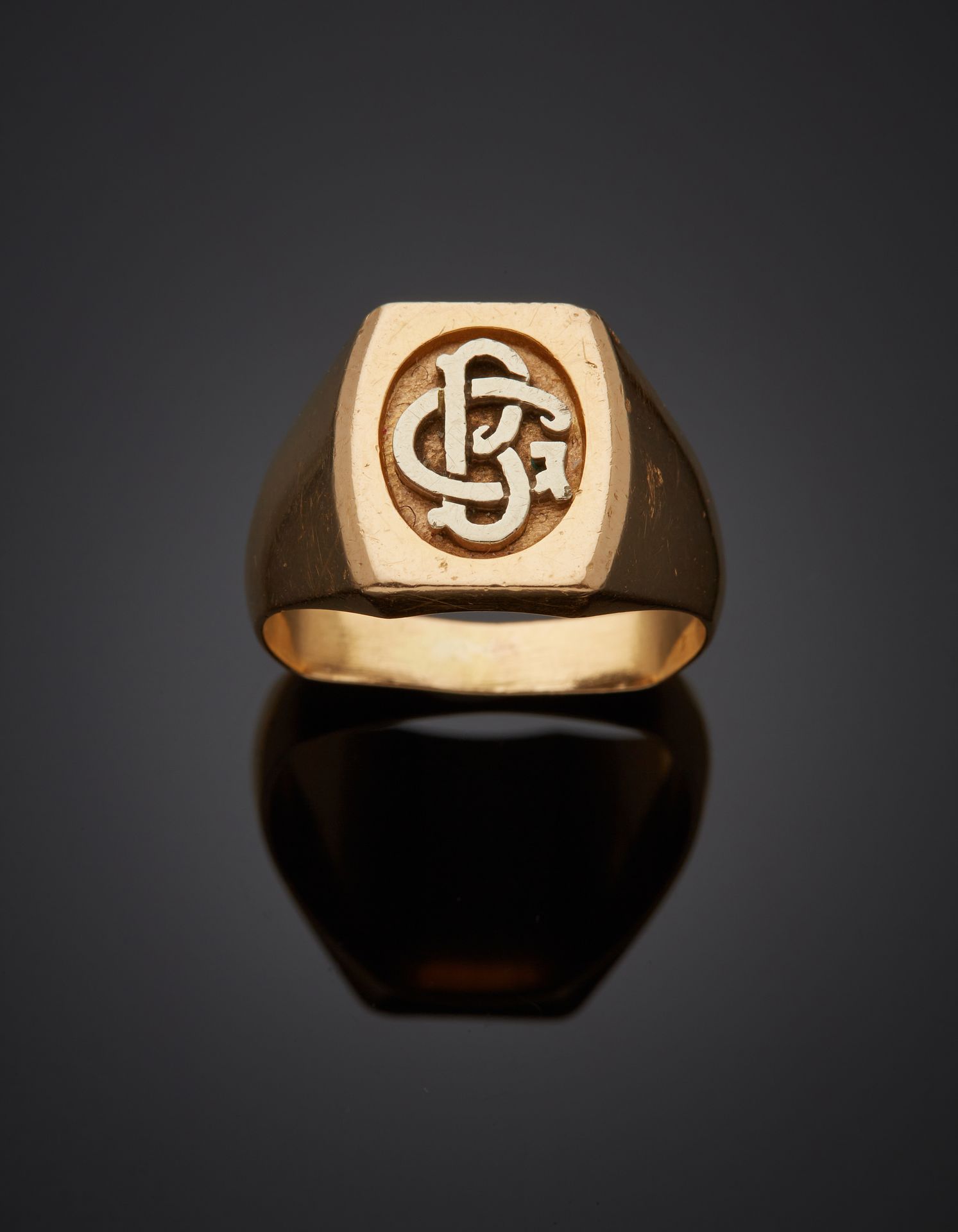 Null Yellow gold and white gold (750‰) signet ring monogrammed. The body deforme&hellip;