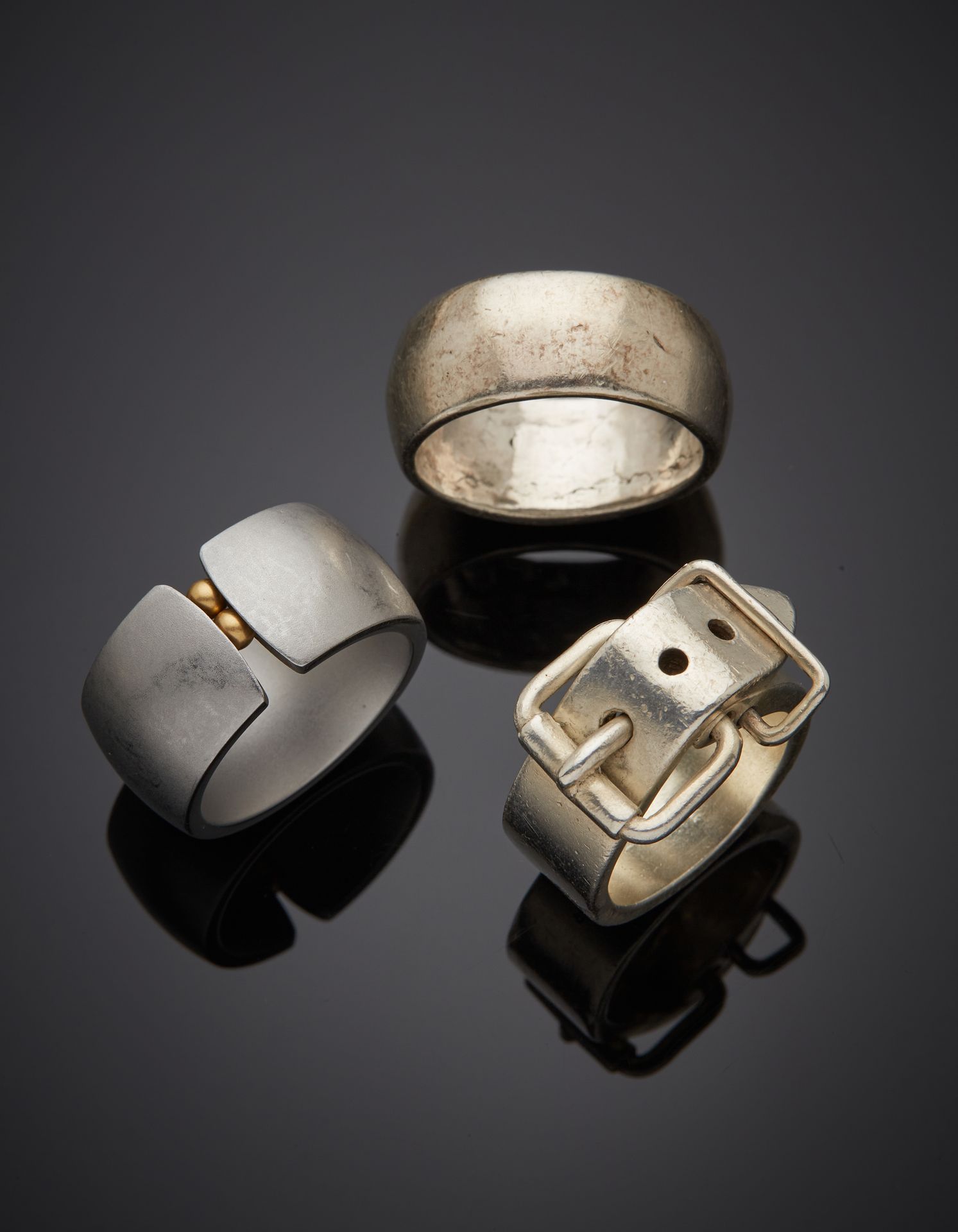 Null 一组三件戒指，包括 
- 签名为JEAN PAUL GAULTIER的银质 "皮带 "戒指（925‰）。 
指数：56-57。重量：18.7克。 
-&hellip;