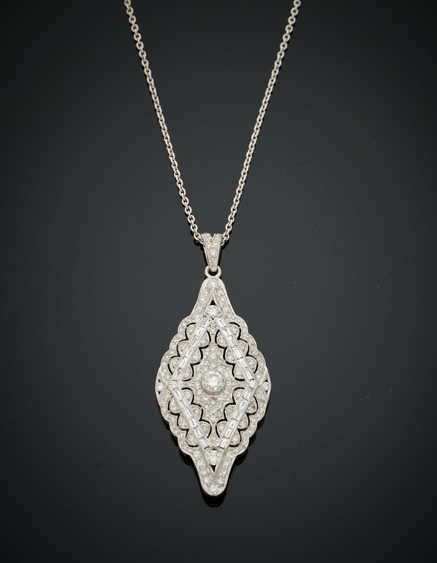 Null 白金（750‰）镂空 "花边 "钻石吊坠和项链，镶嵌明亮式切割钻石。 
吊坠的长度：5厘米。链长：43.5厘米左右。 
毛重：9.3克。
