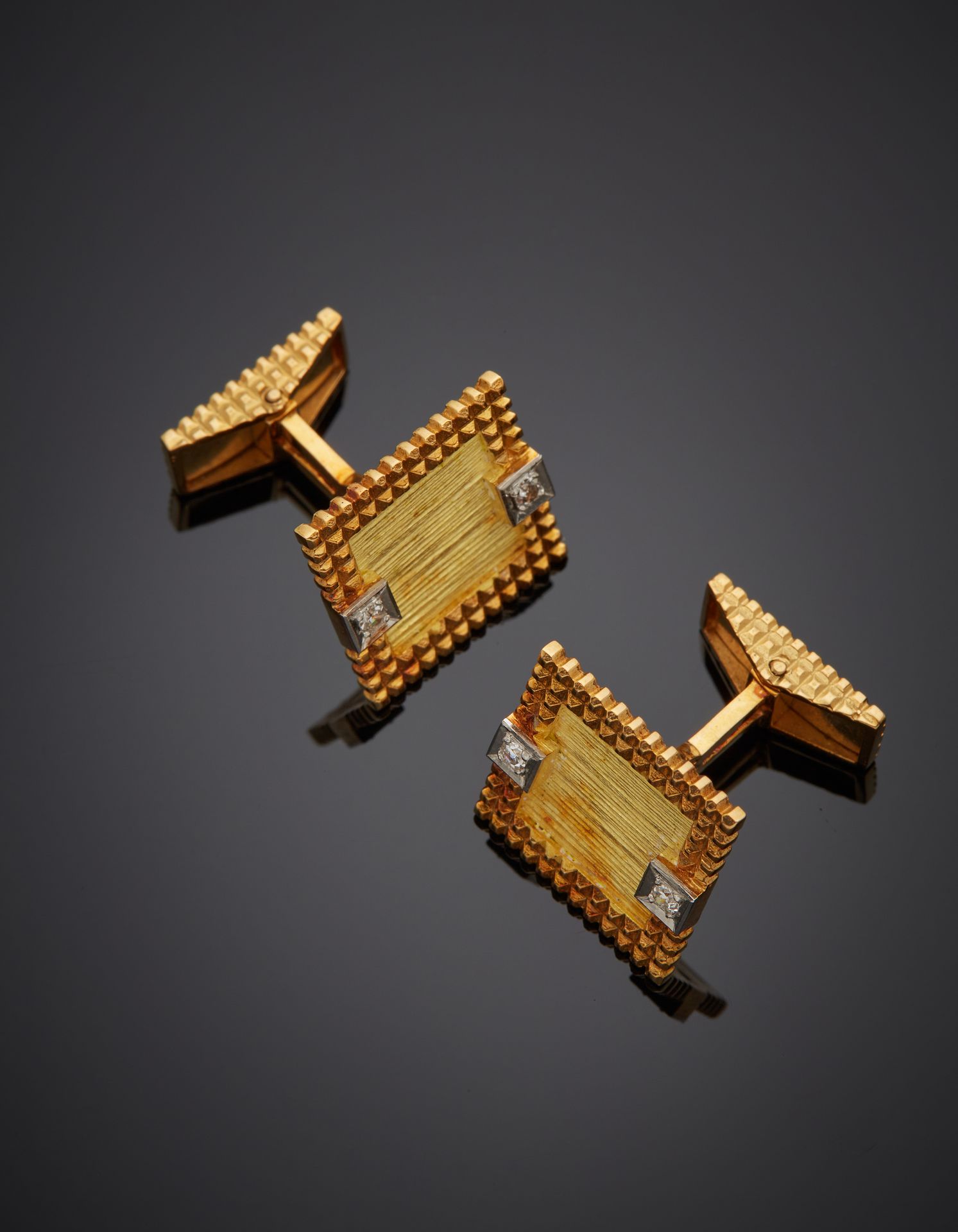 Null 一对方形黄金和白金(750‰)的凹槽，扭索式 "钻石点 "手把，镶嵌小钻石。 
法国作品，约1970年。有珠宝商Boru & Cie的印记。
毛重：1&hellip;