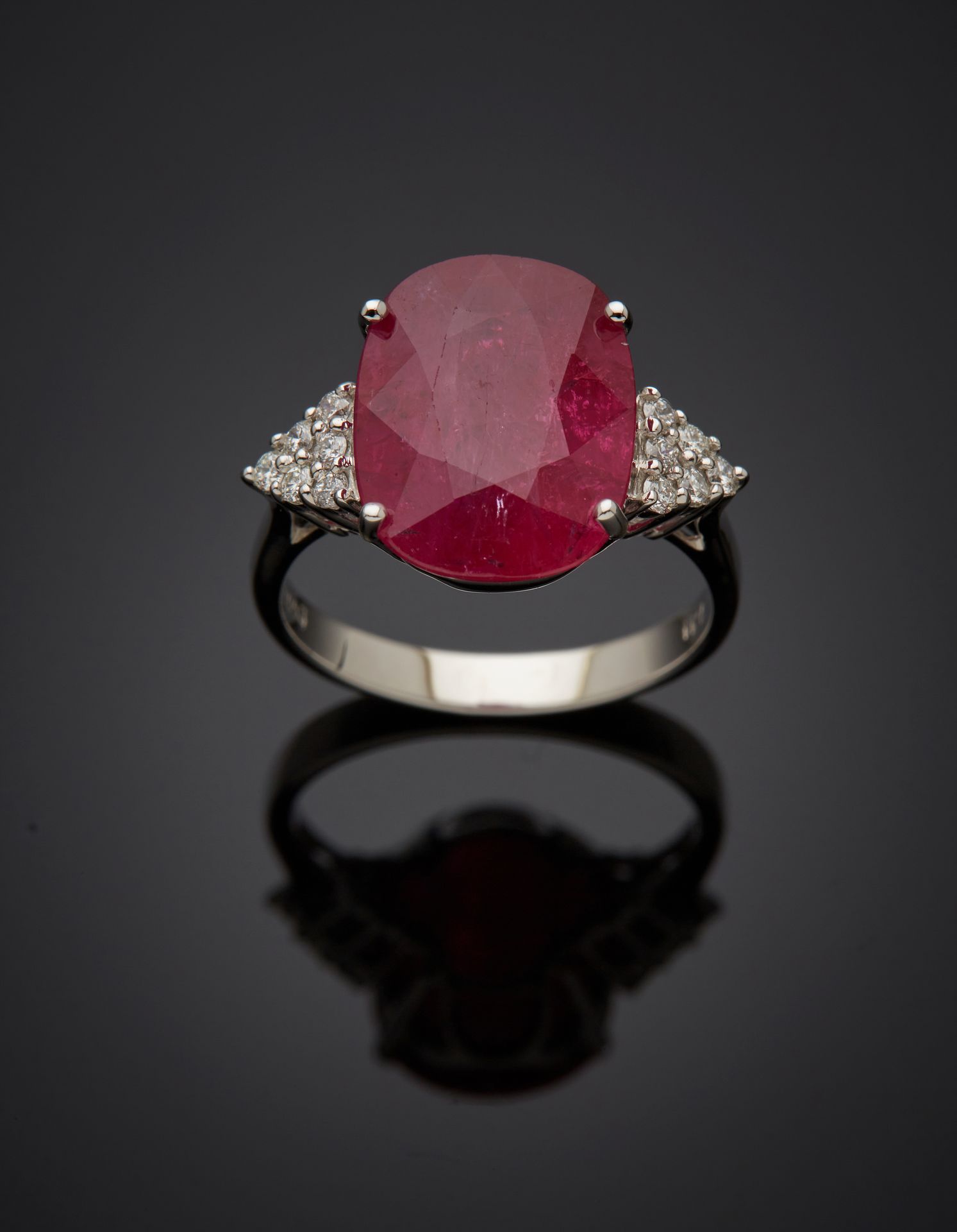Null White gold ring (750‰) set with an oval-shaped ruby weighing 7.1 carats, sh&hellip;