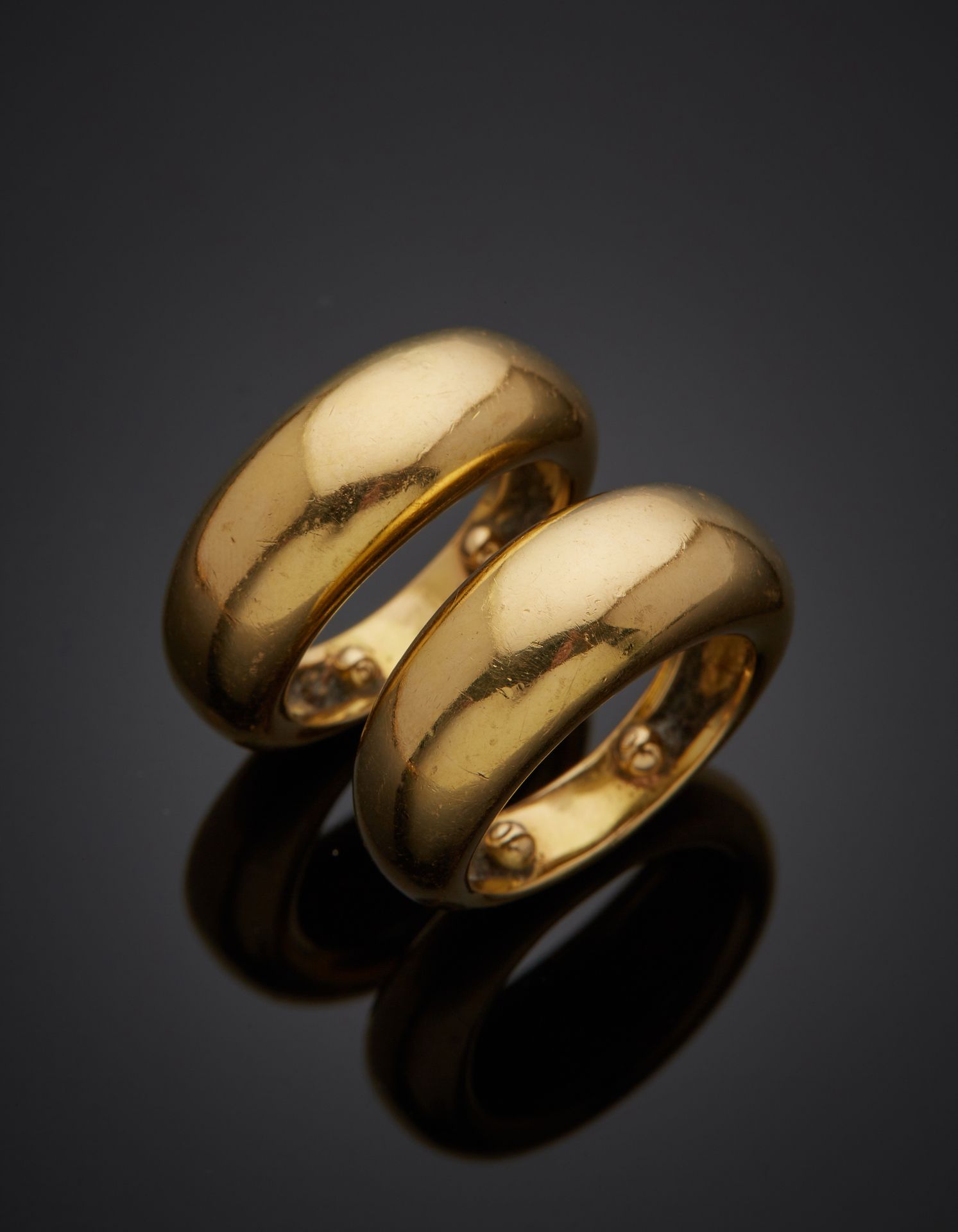 Null Pair of yellow gold (750‰) domed "rushes" RINGS. 
Finger: 54-55 (inner ball&hellip;