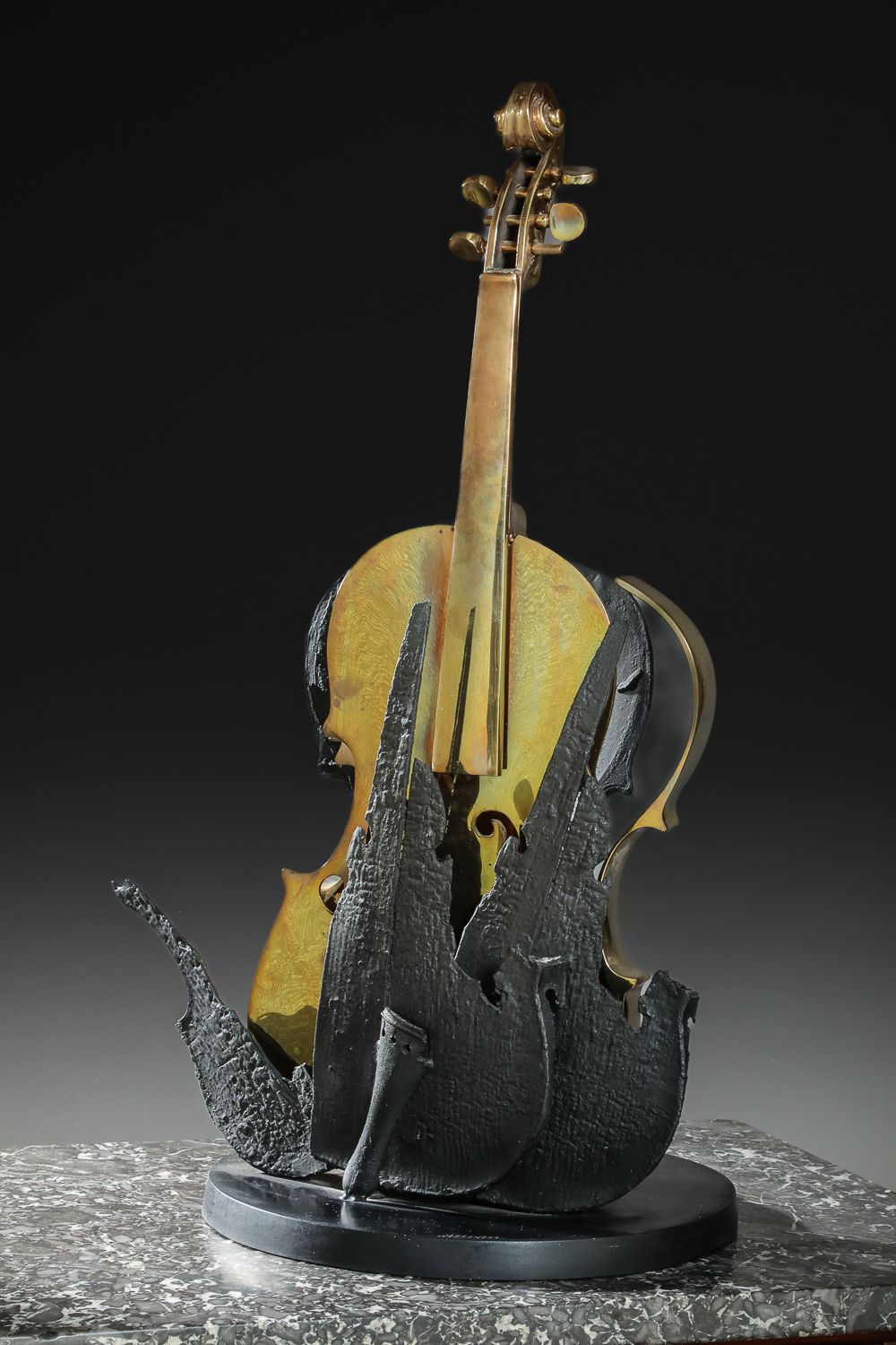 Null 阿尔曼 (1928-2005)
小提琴
雕塑，铜版画，有金色和黑色的铜锈
多次签名并编号为34/100，铸造厂BOCQUEL

尺寸 62x35CM