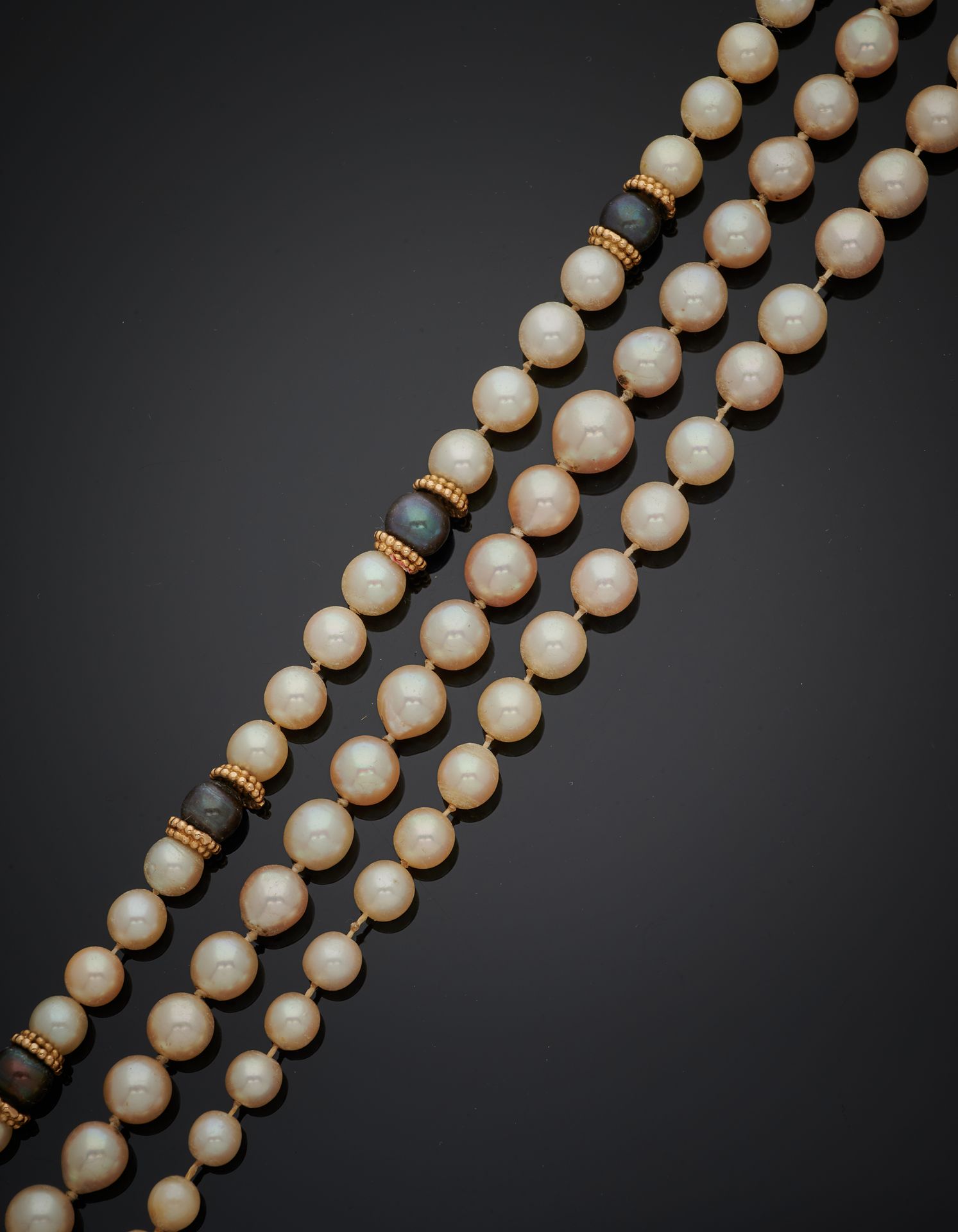Null Trois COLLIERS chacun composé d'un rang de perles de culture de couleur crè&hellip;