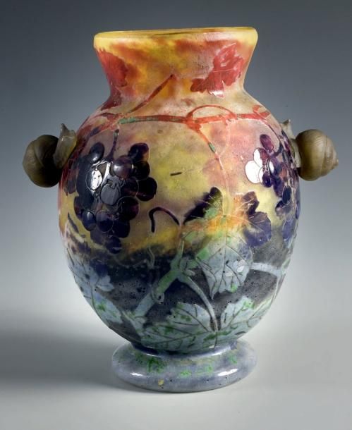 DAUM Nancy ESCARGOT DES VIGNES Vase de forme ovoïde en verre multicouche teinté &hellip;