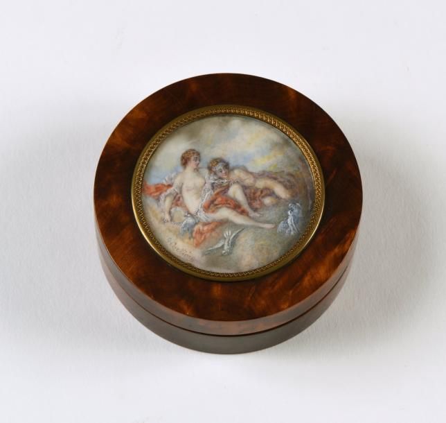 Null Boite ronde en loupes ornée d'une miniature "Deux Nymphes", signée S. Corbi&hellip;