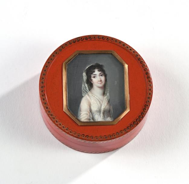 Null Boite ronde en écaille laquée rouge ornée d'une miniature "Femme à la coiff&hellip;
