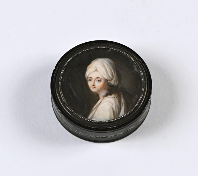 Null Boite ronde en écaille ornée d'une miniature "Femme au turban" 

XIXe siècl&hellip;