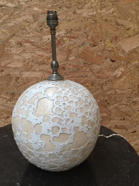 Null Important pied de lampe de forme sphérique en céramique à décor d'émail cri&hellip;