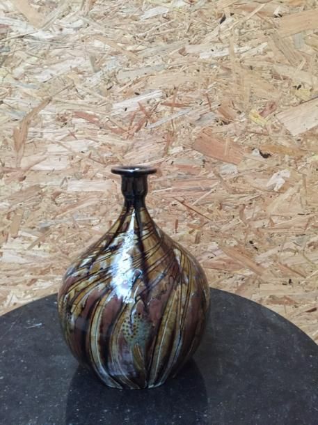 Null PRIMAVERA

Vase à large panse et petit col ourlé, en céramique à décor de "&hellip;