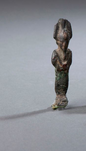 Null Amulette présentant osiris debout, bronze à patine verte et rouge. Egypte b&hellip;