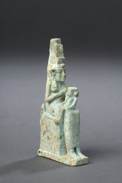 Null Grande amulette présentant la déesse Isis allaitant Horus.
Faïence a glaçur&hellip;