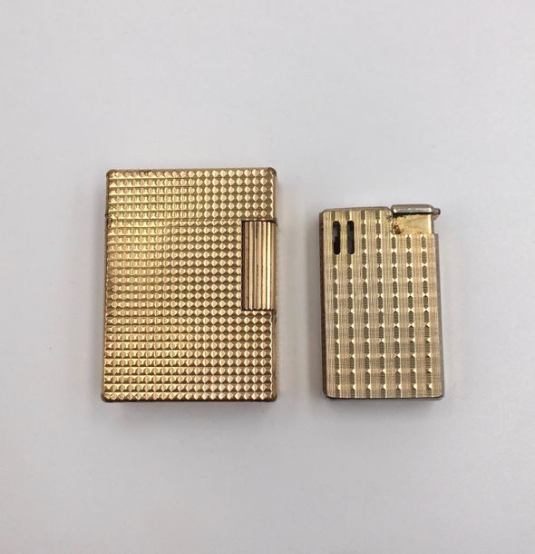 Null Deux BRIQUETS en métal doré guilloché à motifs «  pointes de diamants  ».

&hellip;