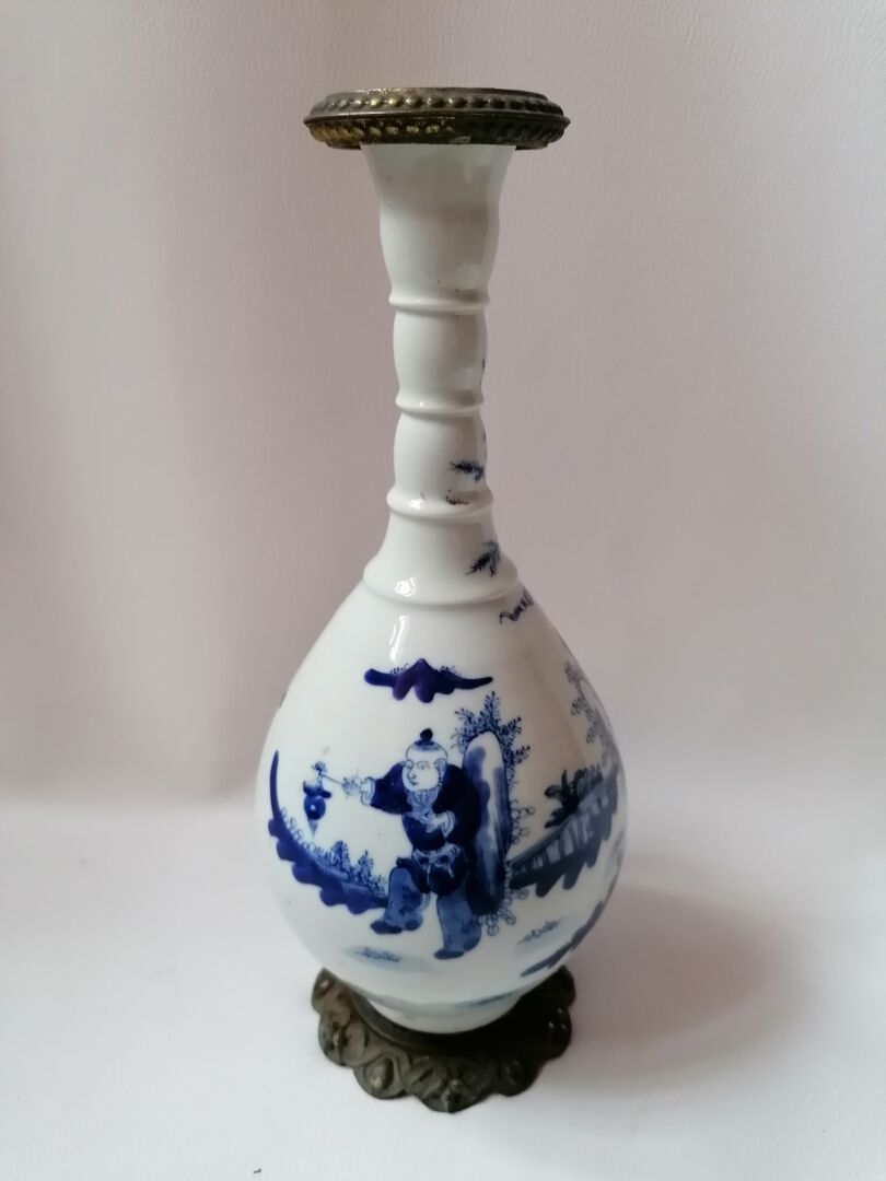 Null Vase en porcelaine de Chine bleu et blanc, monture en bronze, signé à la ba&hellip;