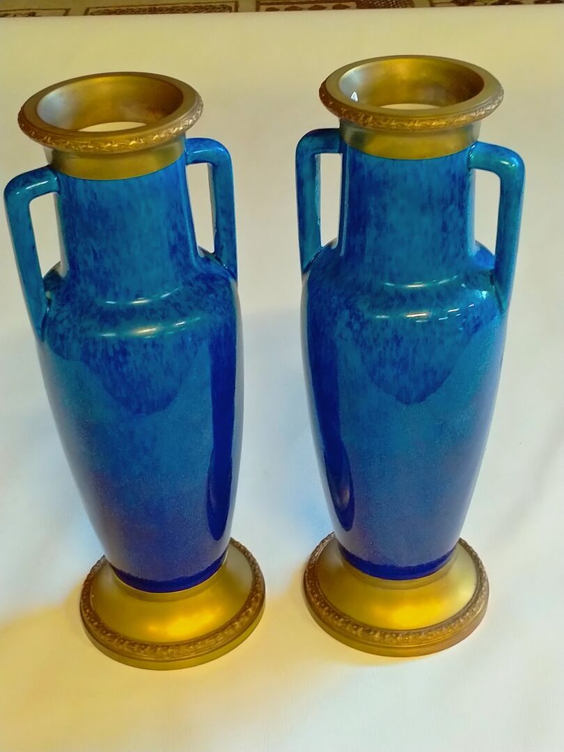 Null Paire de vases ceramique bleu monture laiton et bronze XXème H 39cm