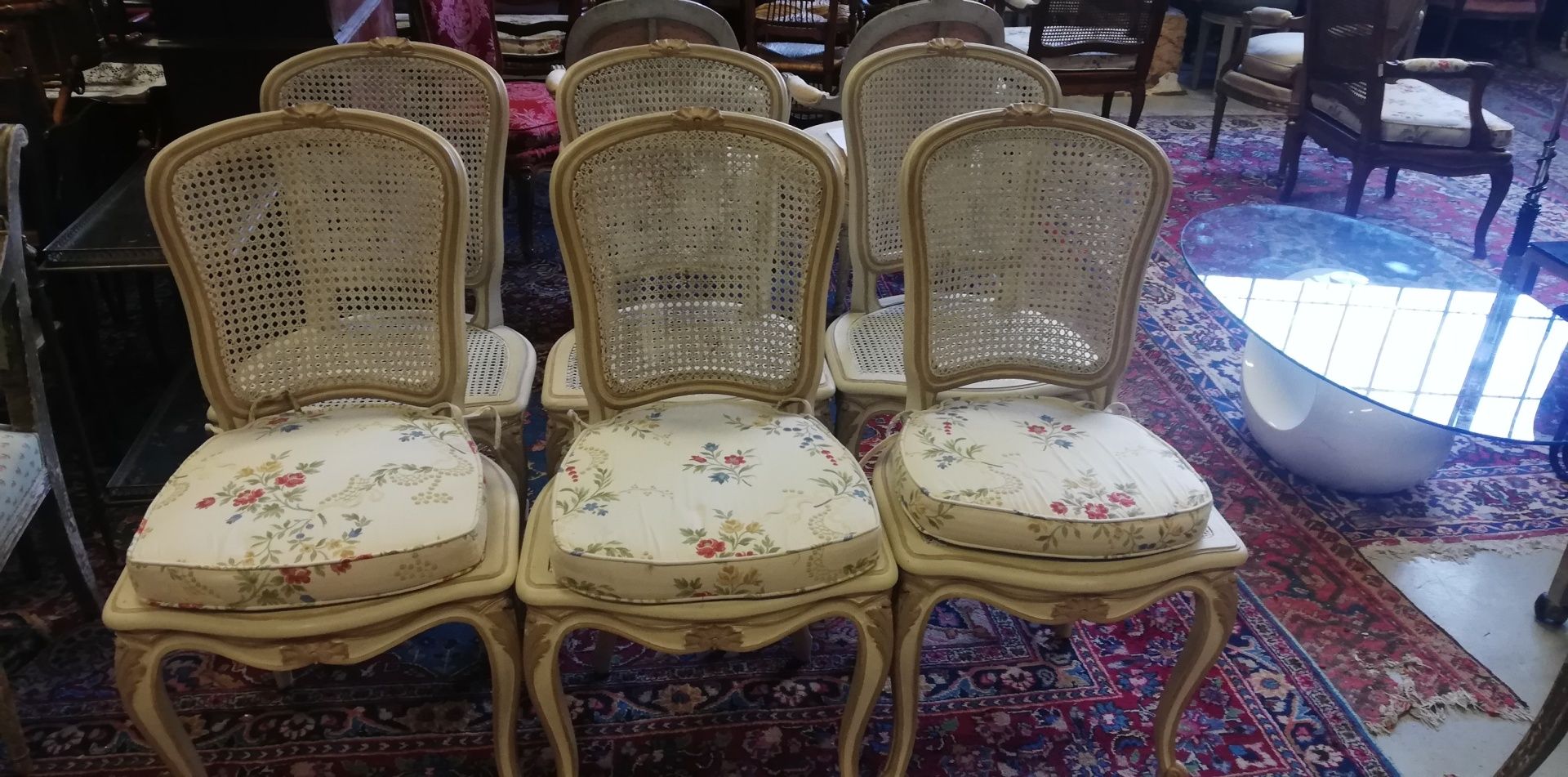 Null Lot de six chaises canées blanche avec trois coussins d'assise (accident su&hellip;