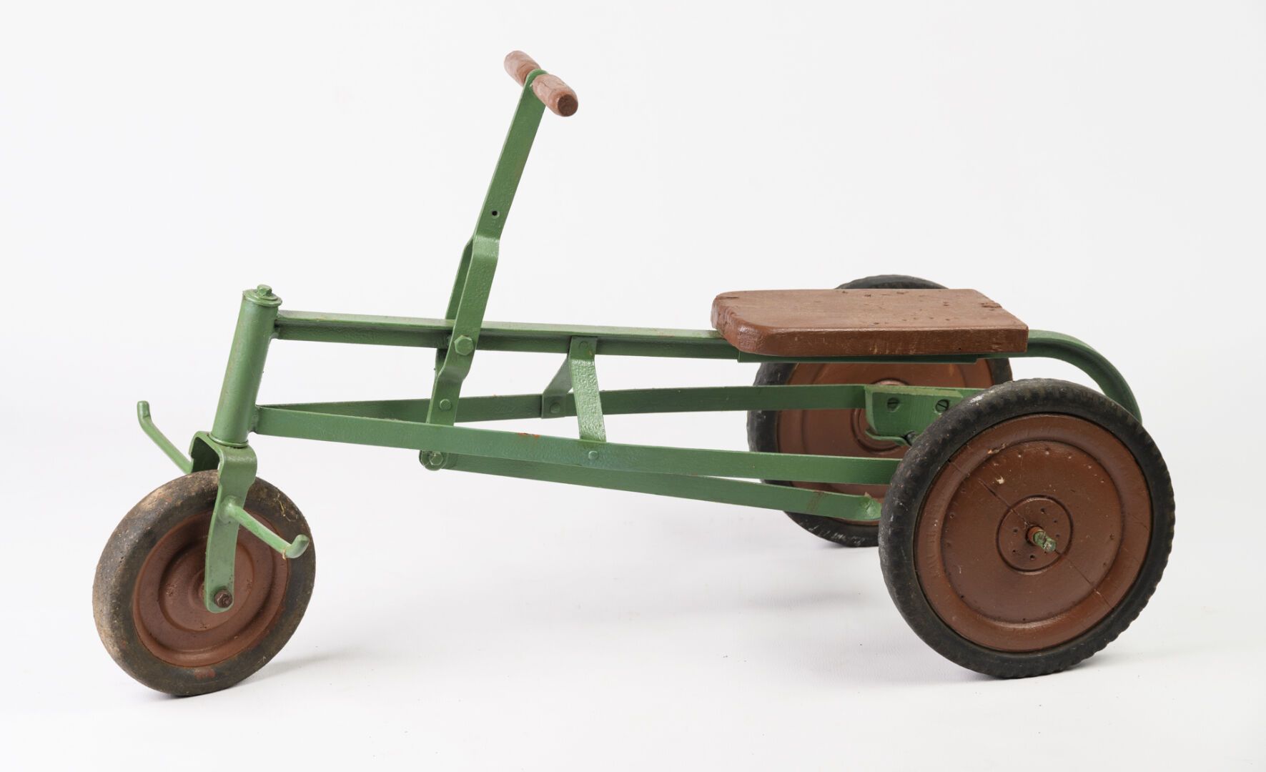 Null Cyclo rameur en vert, métal et siège en bois, année 40, Long 85cm