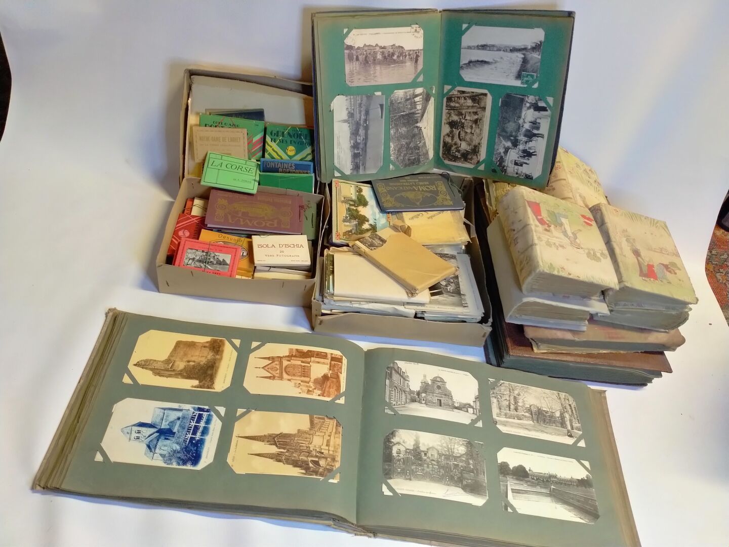 Null Bel set di circa 1000 vecchie cartoline di un castello normanno, 11 album d&hellip;