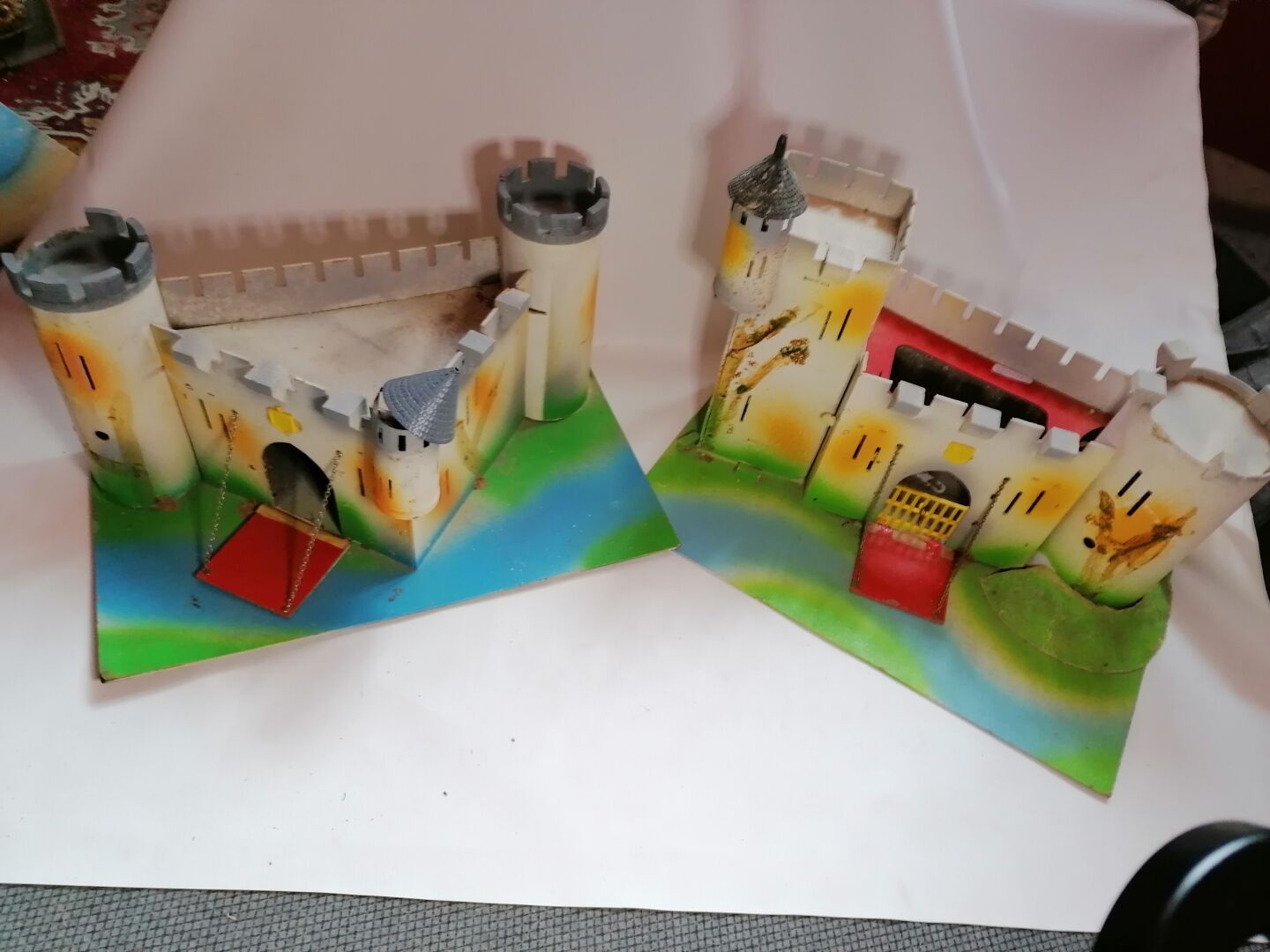 Null Set of 2 castles in isorel and plastic, H24cm and H38cm, year 60