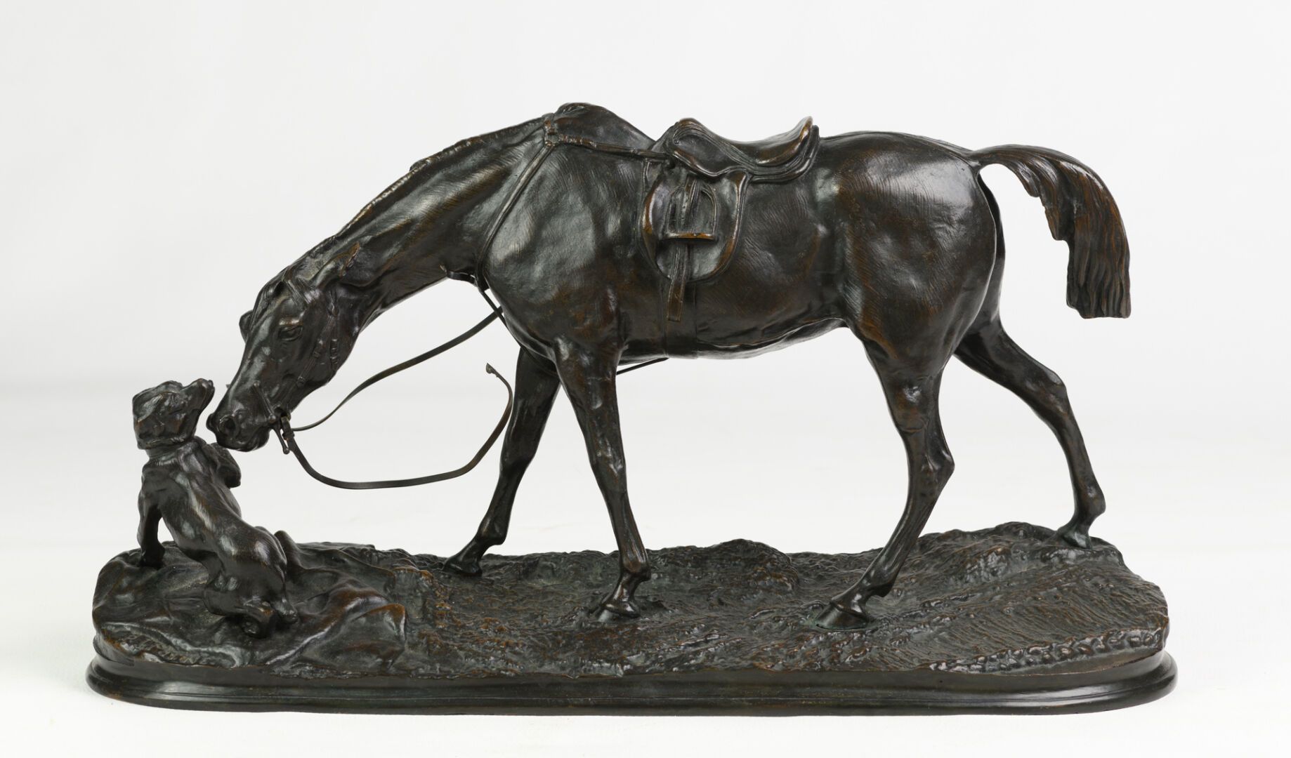 Null Pierre-Jules MÊNE 1810-1879 "在马厩里和狗玩耍的母狗" 带有深棕色铜锈的青铜证明，在阳台上签名 25 x 47 x 18c&hellip;
