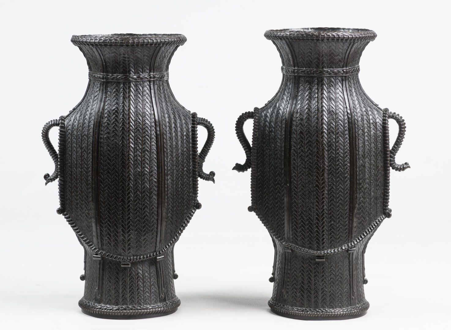 Null Coppia di vasi in bronzo con decorazione a vimini, marcati sulla base Cina,&hellip;