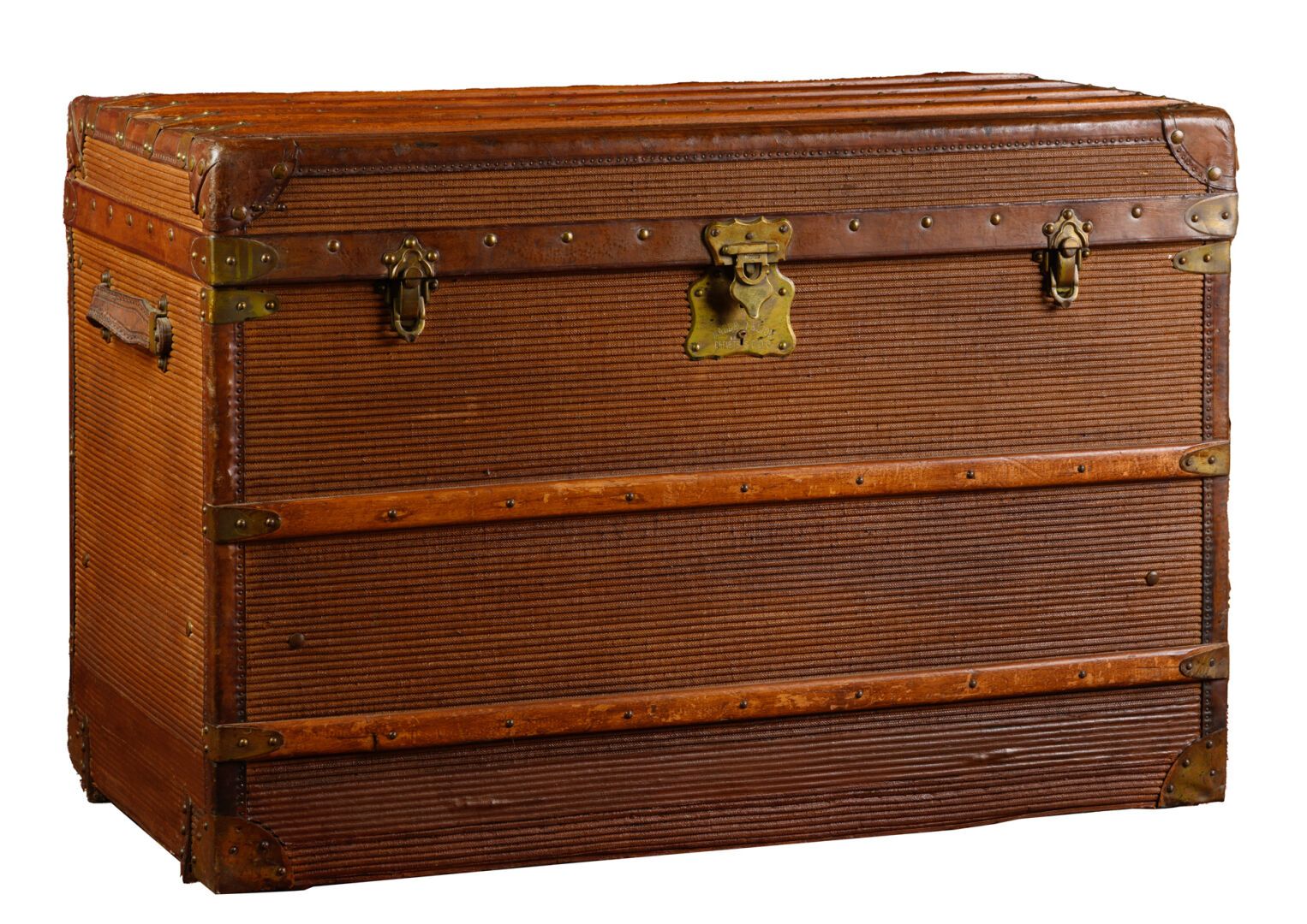 Null DELION专利SGDG：木制旅行箱，加固角，鎏金铜扣，手柄。磨损，污渍。尺寸95 x 65 x 53厘米。