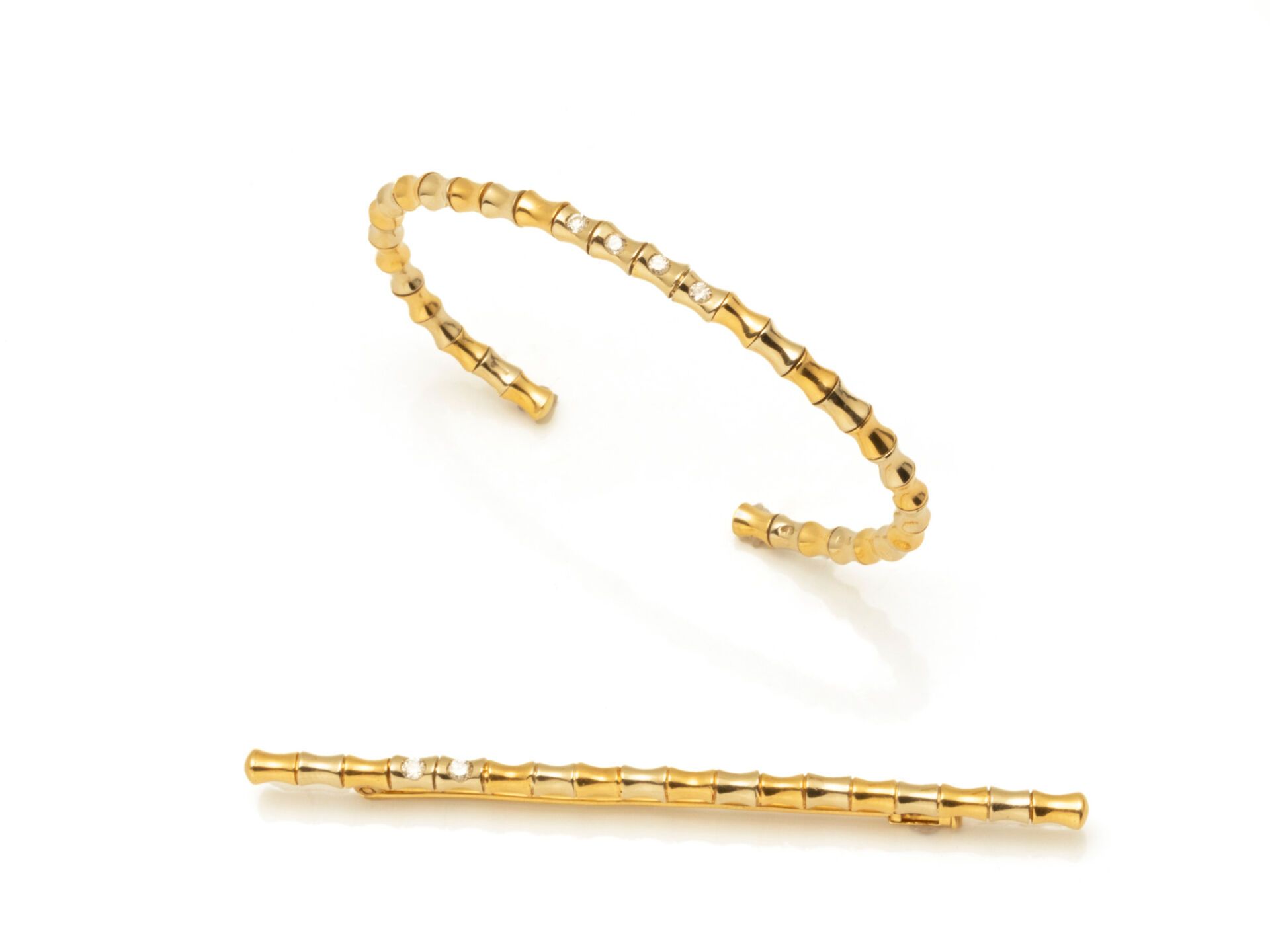 Null Set of 2 in 750 thousandths gold, consisting of a brooch and a bangle brace&hellip;