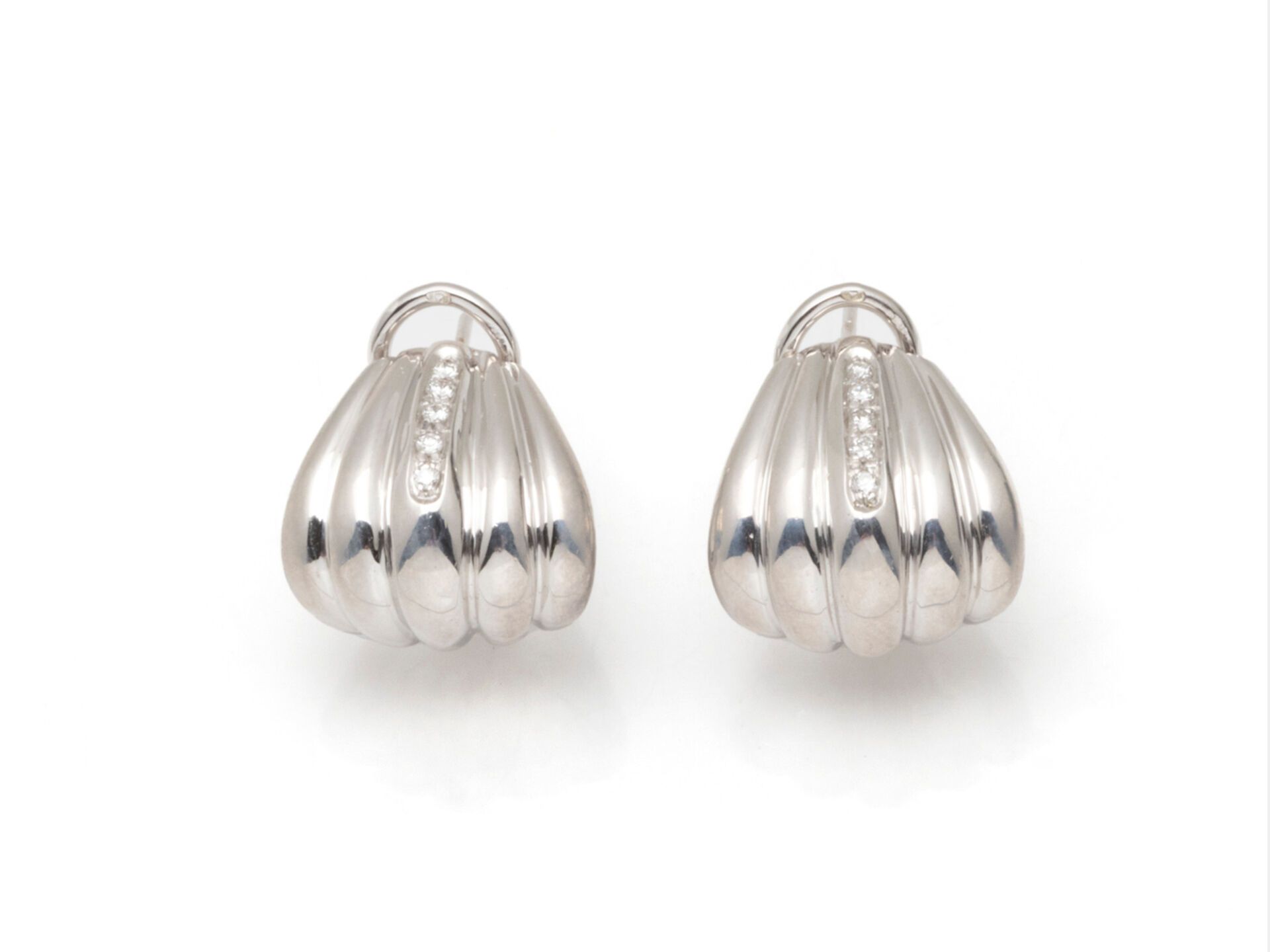 Null Pair of earrings in 750 thousandths white gold with gadrooned decoration ce&hellip;