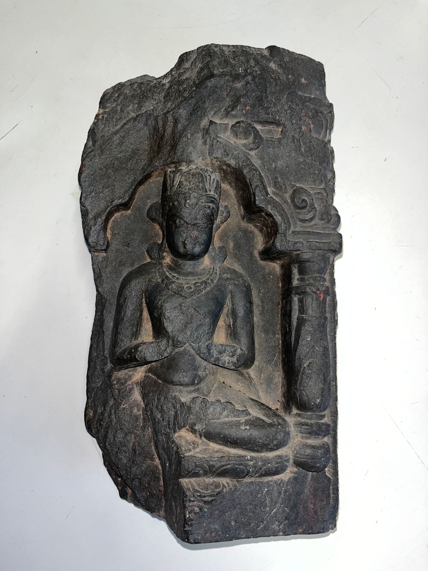 Null Fragmento de una estela de Buda en piedra negra, el Buda está sentado en dh&hellip;