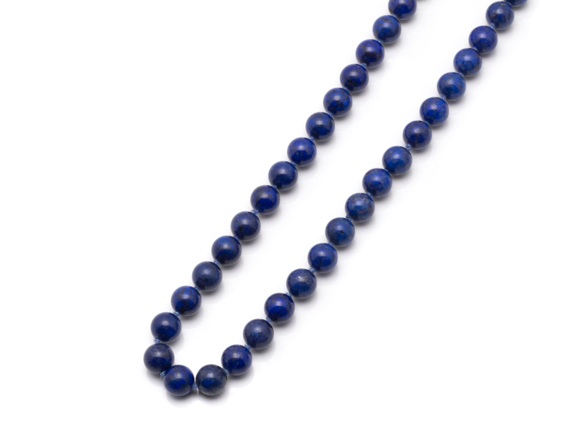 Null 项链由一串约 10 毫米的有色青金石珍珠组成。项链配有一个千分之 585 的黄金弹簧环扣。 
毛重：83.7 克。长度：61 厘米。