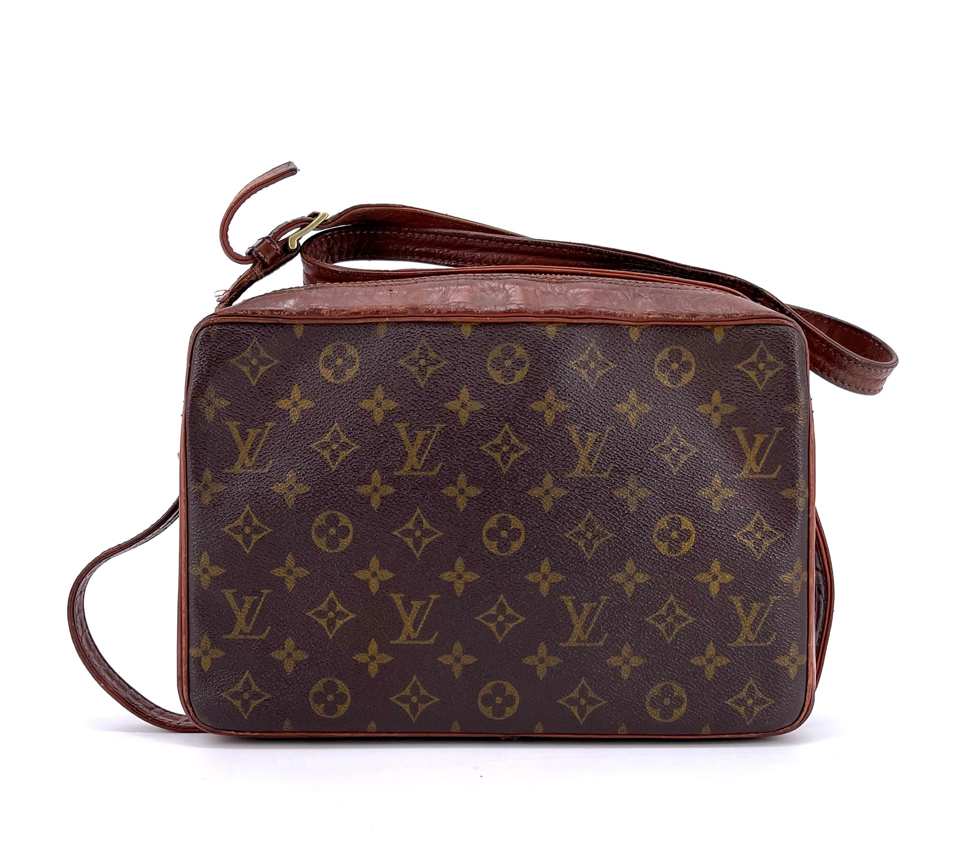 Null 
LOUIS VUITTON vintage circa 1970.

Monogram canvas and leather reporter ba&hellip;