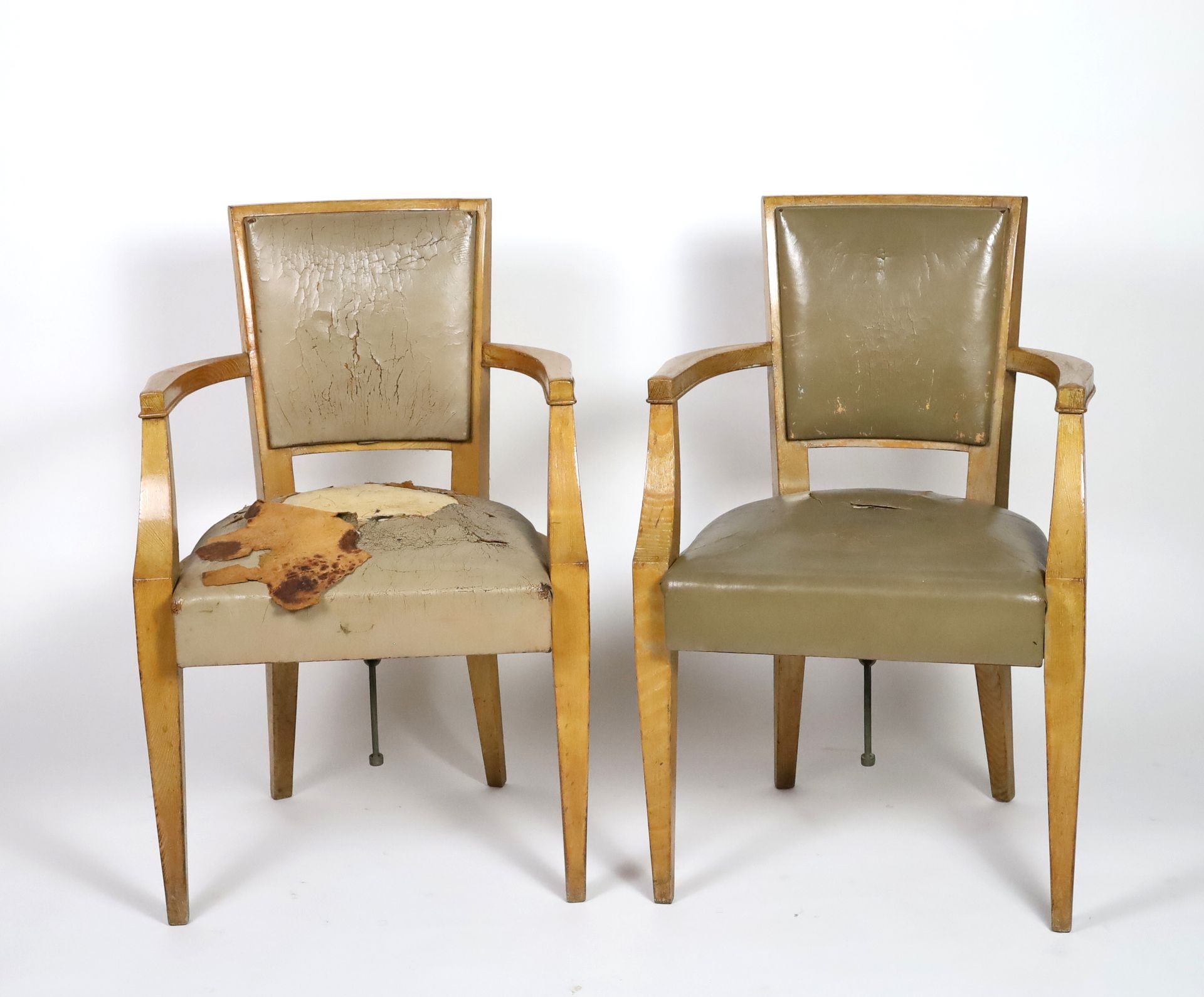 Null CGT Liberté 1950-天然木扶手椅一对，座椅和靠背为灰色鼹鼠皮-高86厘米，宽54厘米，长43厘米（磨损，意外）。