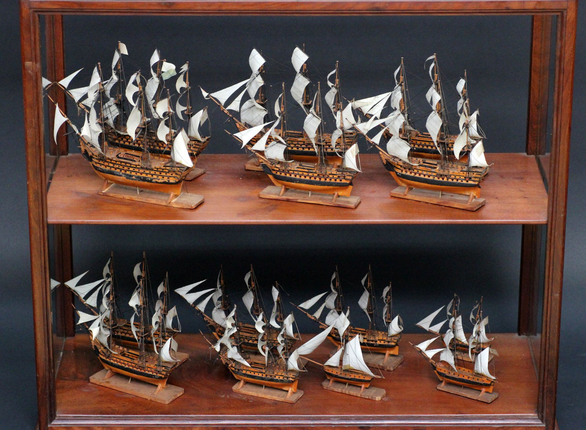 Null 一套小型微缩模型，木质，代表舰队的纸帆，在两层展示柜上展示。19世纪。L. 74x31 H.64.出处：Claude VERITE收藏