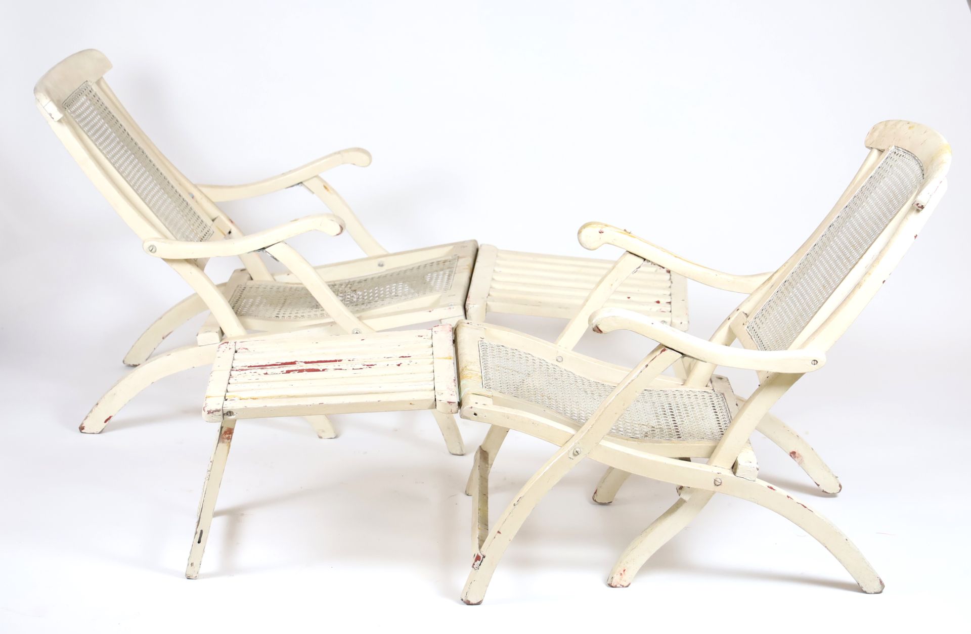Null CGT Liberté 1951 - 两把乳白色漆木和藤条的躺椅（缺失，磨损，处于状态）。