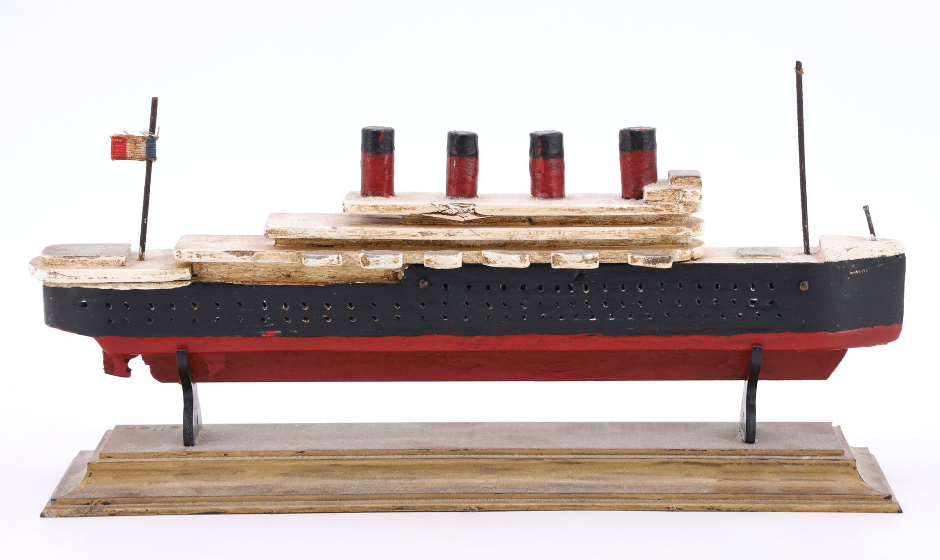 Null Model of the transatlantic liner "France 1912" in painted wood on a base fr&hellip;