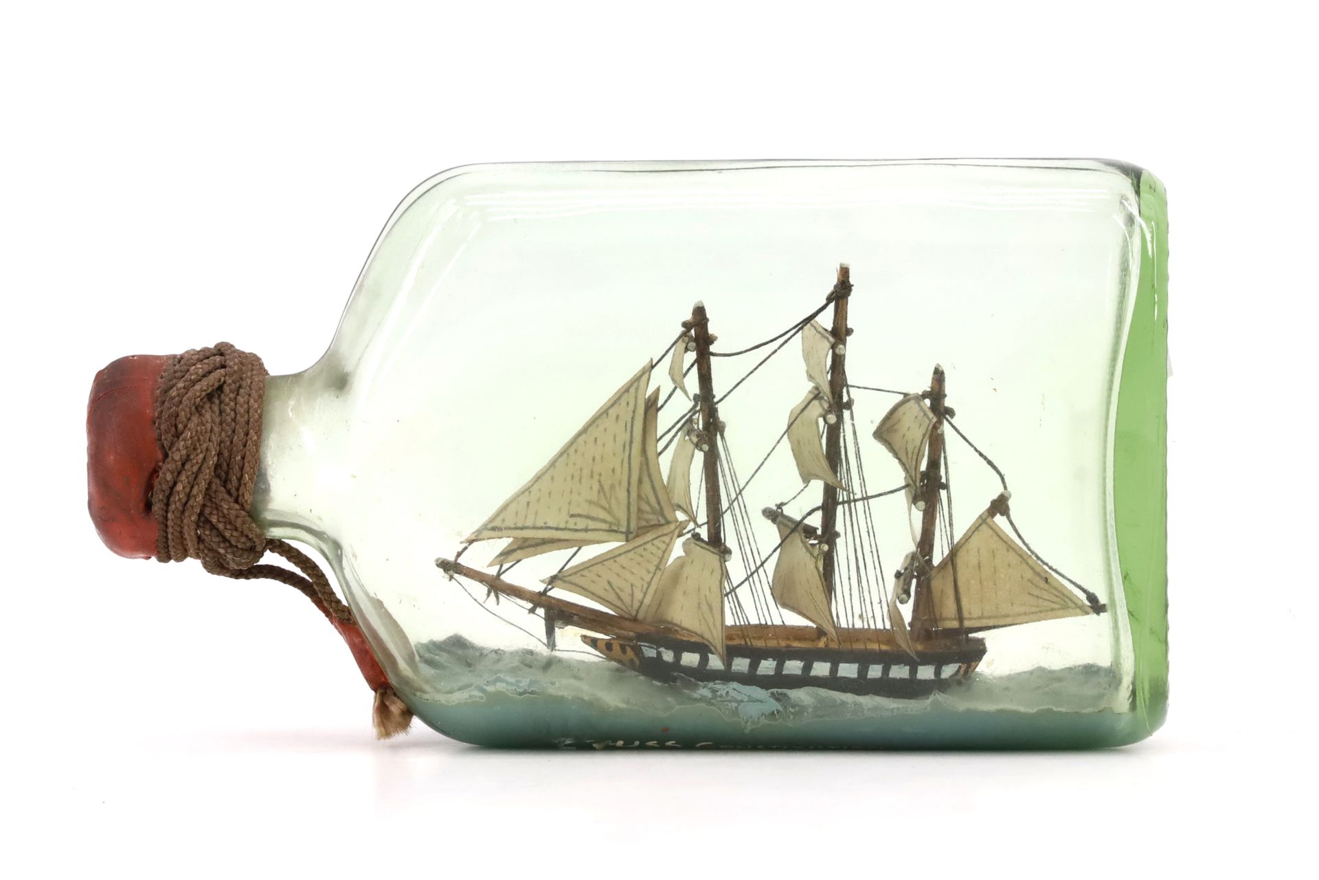 Null 三桅护卫舰 "U.S.S. Constitution"(1794)的模型，木质彩绘，海上油灰，装在一个用蜡密封的玻璃瓶中。海员的工作，20世纪。长：1&hellip;
