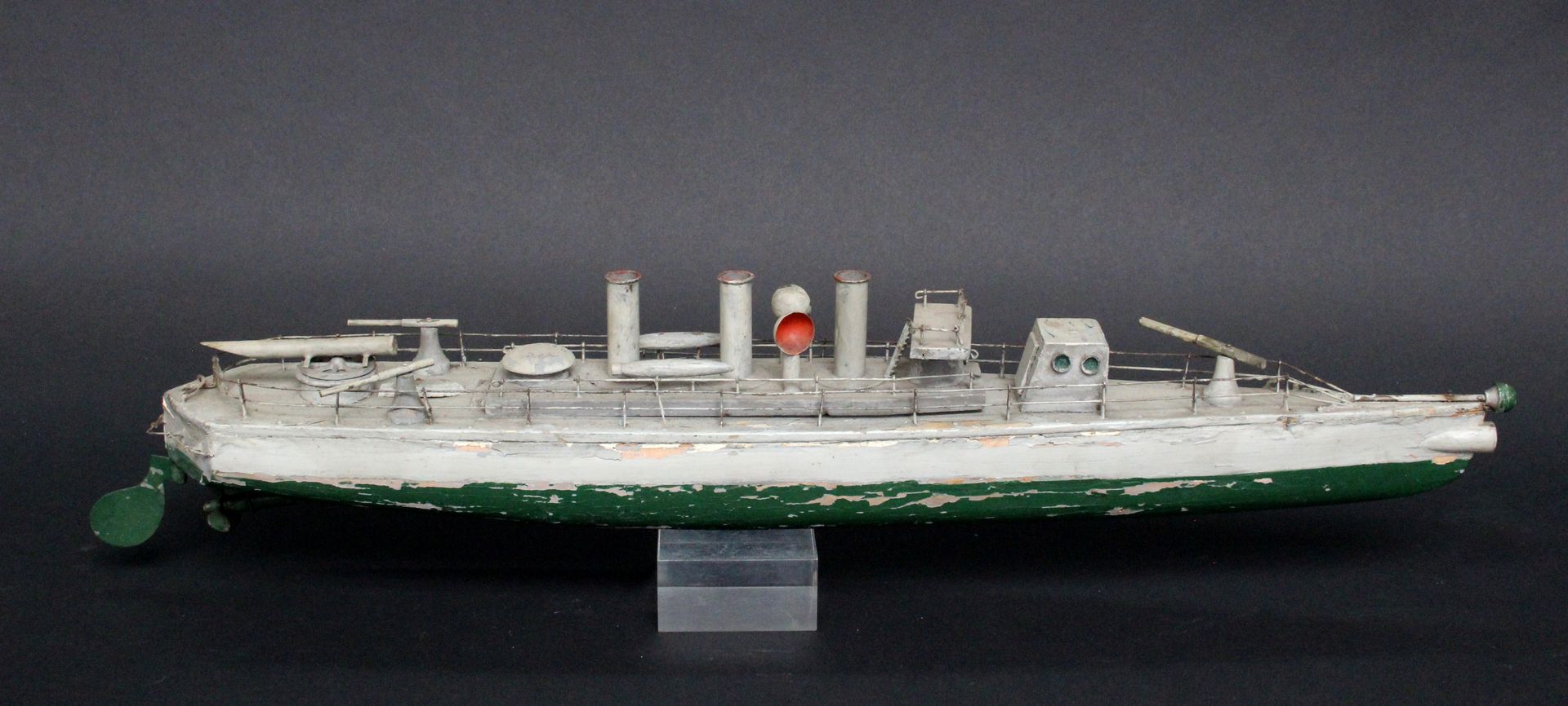 Null Toy model of a military frigate in painted wood, sheet metal and iron. Amat&hellip;