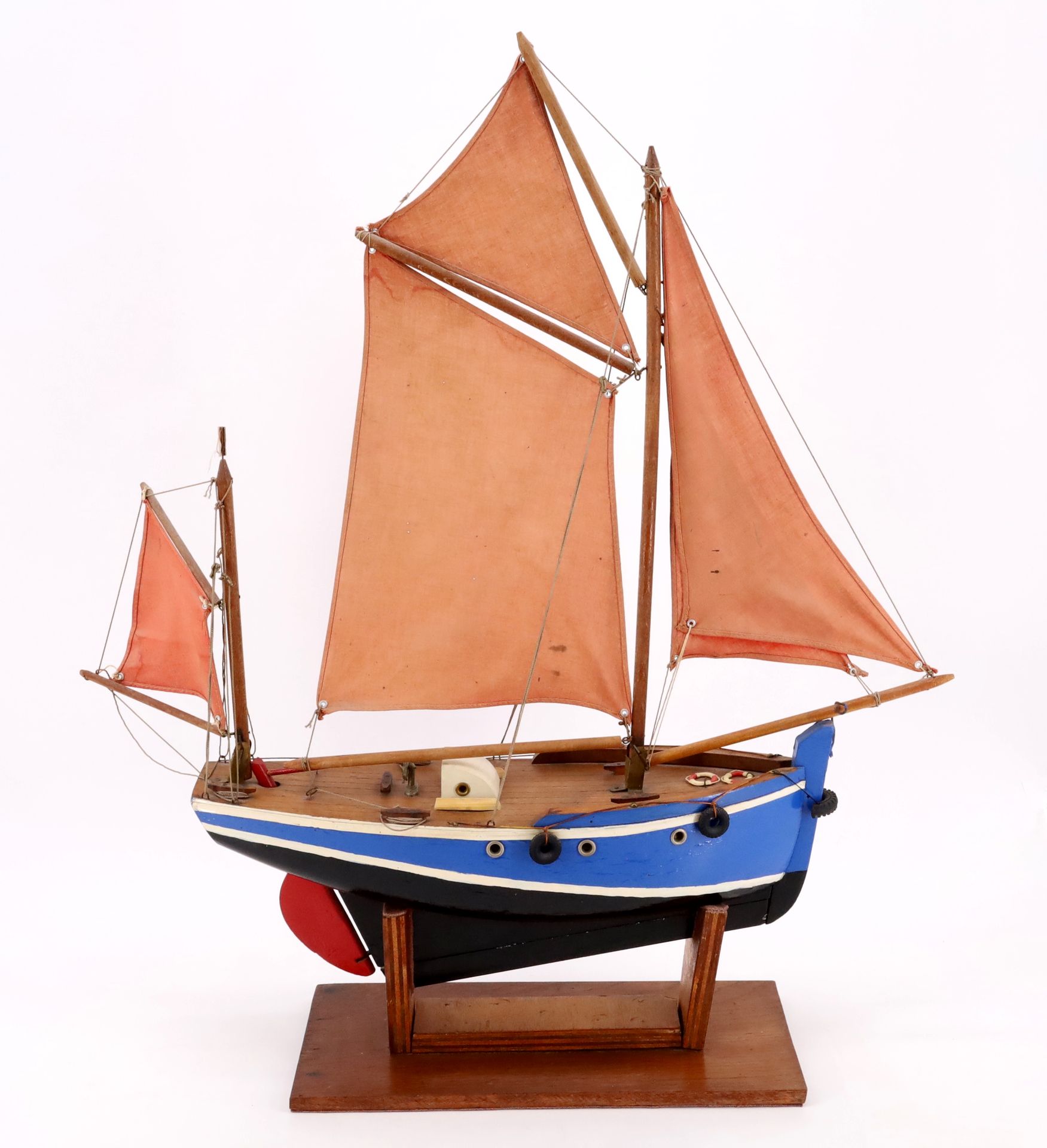 Null 双桅帆船模型，部分多色木，红色棉帆（污渍），天然木底座，20世纪，高71厘米，宽17厘米，深63厘米